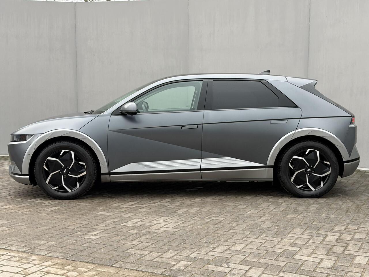 Hyundai IONIQ 5 Lounge 73kWh Automaat SOH 100% / Panoramadak / Dealer onderhouden / Fabrieksgarantie tot 12-2026 / 8 Jaar Batterij Garantie / All Season banden / Warmtepomp / HUD / 360 Camera / Navigatie / Elektr. stoelen + Memory / Stoel & Stuurwiel Verwarming / Stoe