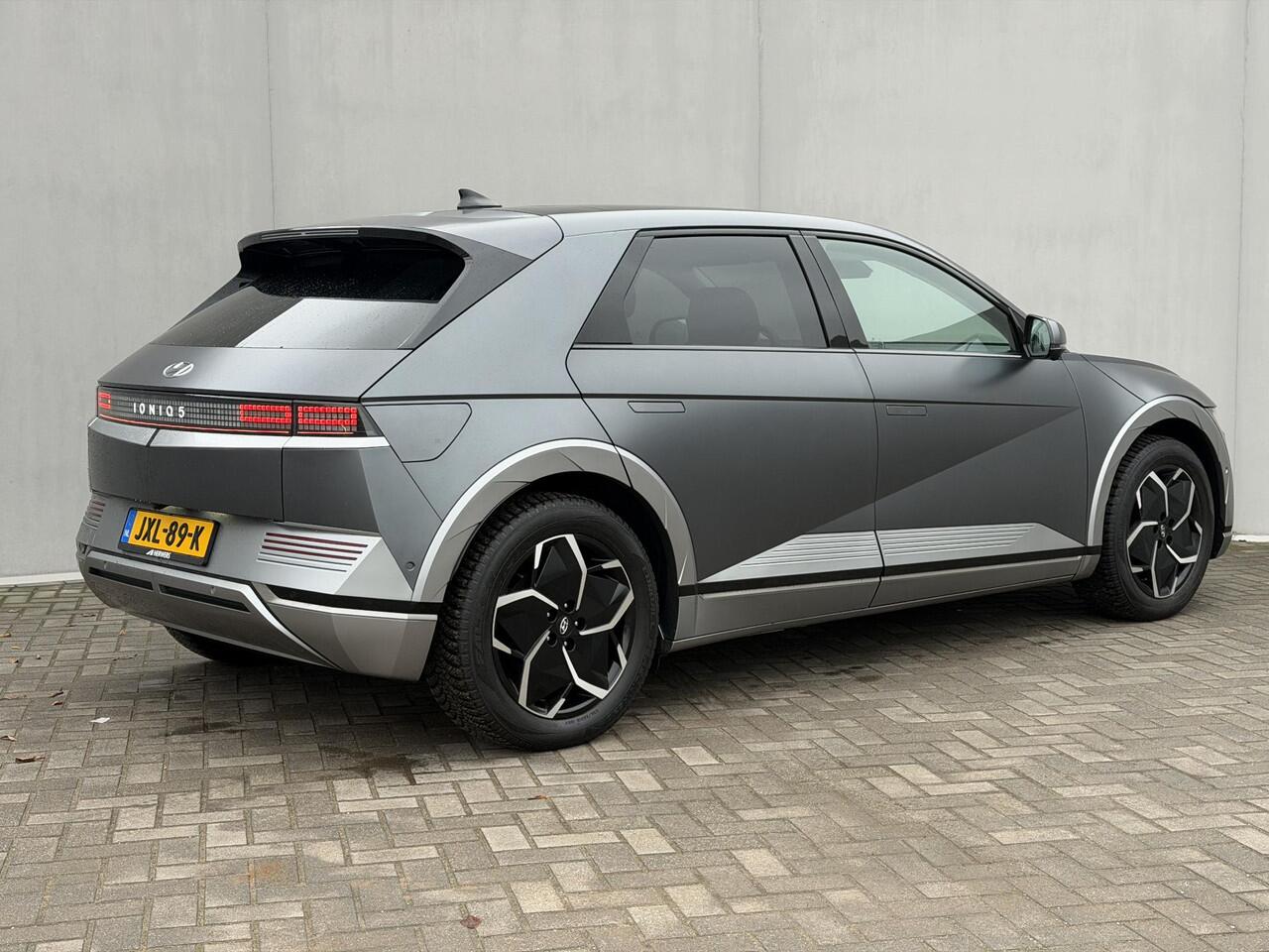 Hyundai IONIQ 5 Lounge 73kWh Automaat SOH 100% / Panoramadak / Dealer onderhouden / Fabrieksgarantie tot 12-2026 / 8 Jaar Batterij Garantie / All Season banden / Warmtepomp / HUD / 360 Camera / Navigatie / Elektr. stoelen + Memory / Stoel & Stuurwiel Verwarming / Stoe