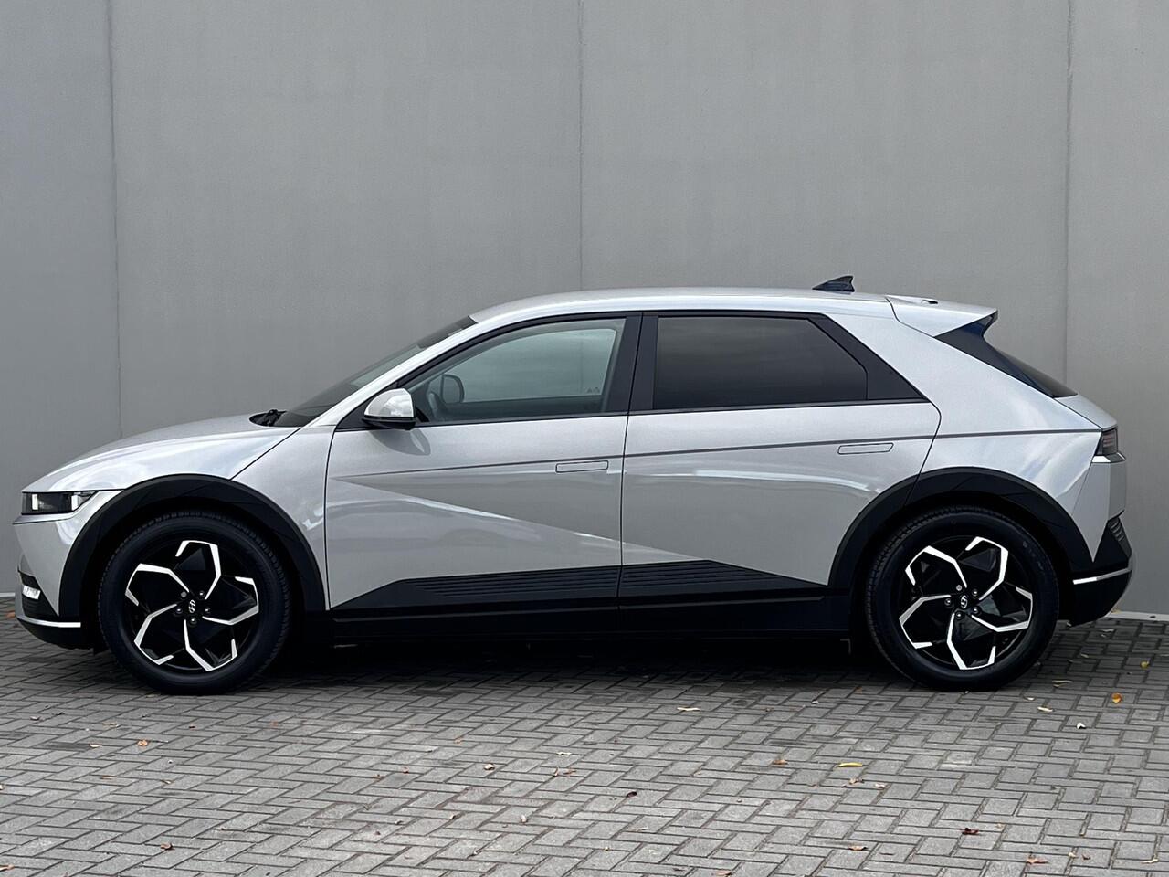 Hyundai IONIQ 5 Connect 73 kWh Automaat / Dealer onderhouden / Accu SoH 100% / 1.600 kg trekgewicht / Adapt. CC / WLTP 451 km / CCS snelladen / Warmtepomp / All Season banden op 19" LM wielen /