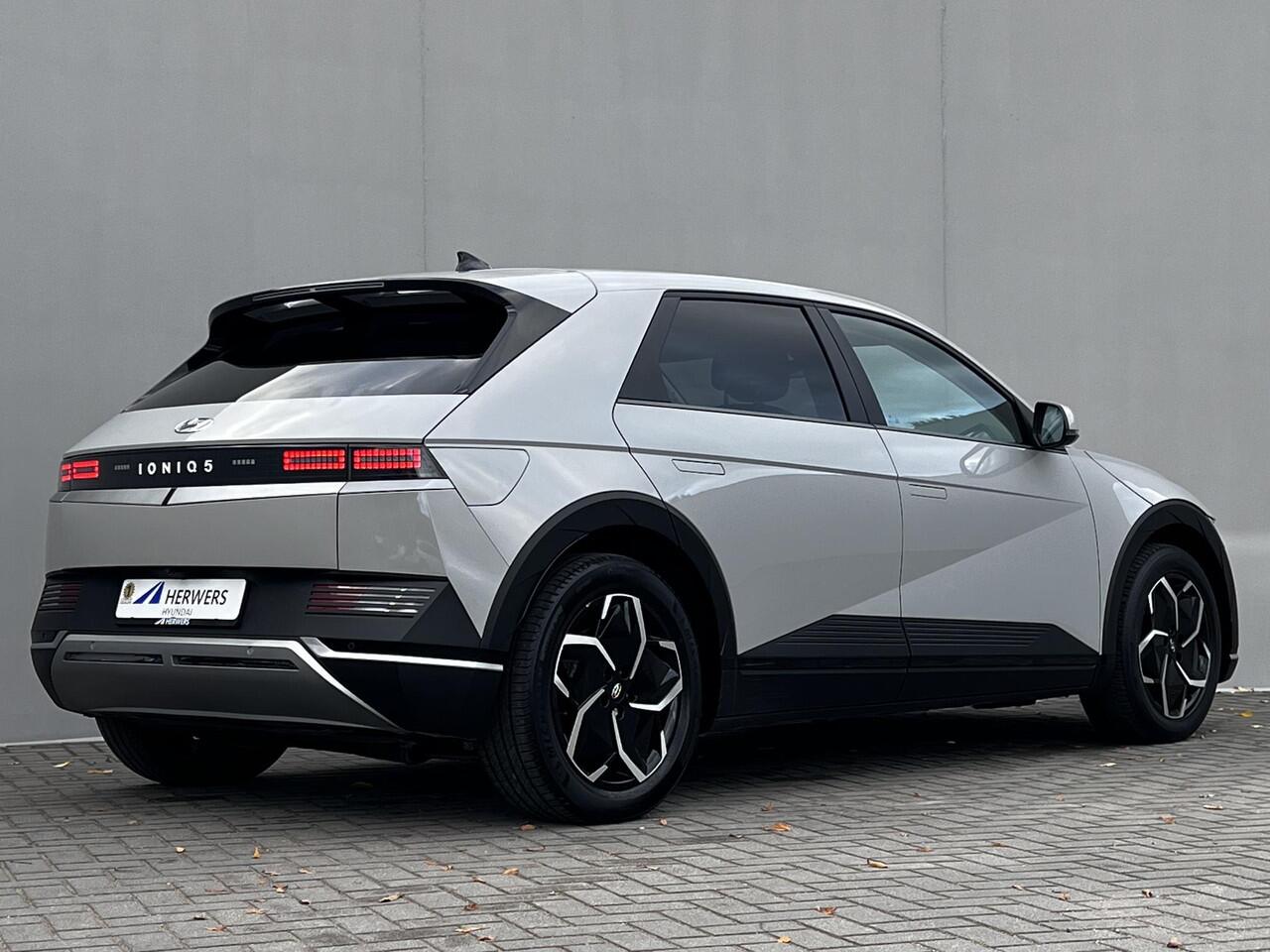 Hyundai IONIQ 5 Connect 73 kWh Automaat / Dealer onderhouden / Accu SoH 100% / 1.600 kg trekgewicht / Adapt. CC / WLTP 451 km / CCS snelladen / Warmtepomp / All Season banden op 19" LM wielen /