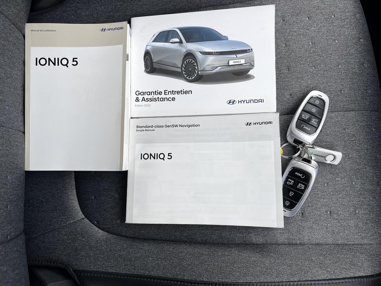 Hyundai IONIQ 5 Connect 73 kWh Automaat / Dealer onderhouden / Accu SoH 100% / 1.600 kg trekgewicht / Adapt. CC / WLTP 451 km / CCS snelladen / Warmtepomp / All Season banden op 19" LM wielen /