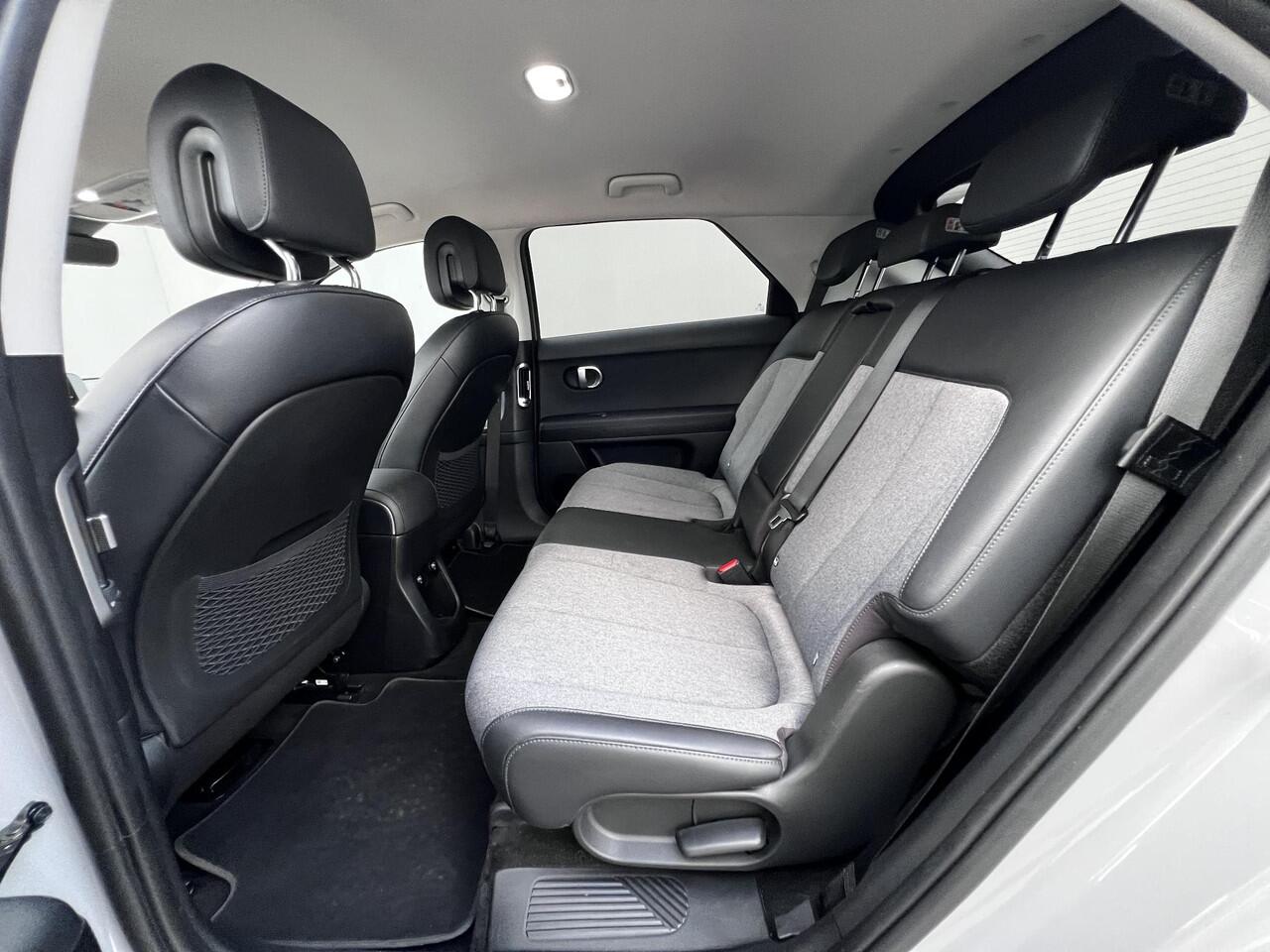 Hyundai IONIQ 5 Connect 73 kWh Automaat / Dealer onderhouden / Accu SoH 100% / 1.600 kg trekgewicht / Adapt. CC / WLTP 451 km / CCS snelladen / Warmtepomp / All Season banden op 19" LM wielen /