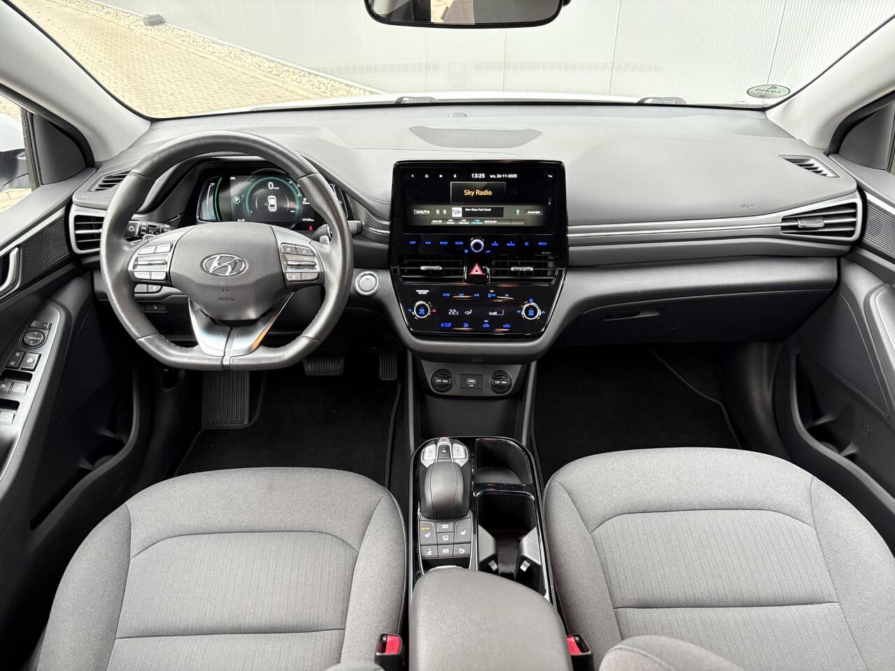 Hyundai IONIQ Comfort EV 38 kWh / Fabrieksgarantie tot 1/2027 / SOH 100% / Stoel-Stuurverwarming / Apple Carplay/Android Auto / Automaat / Navigatie /
