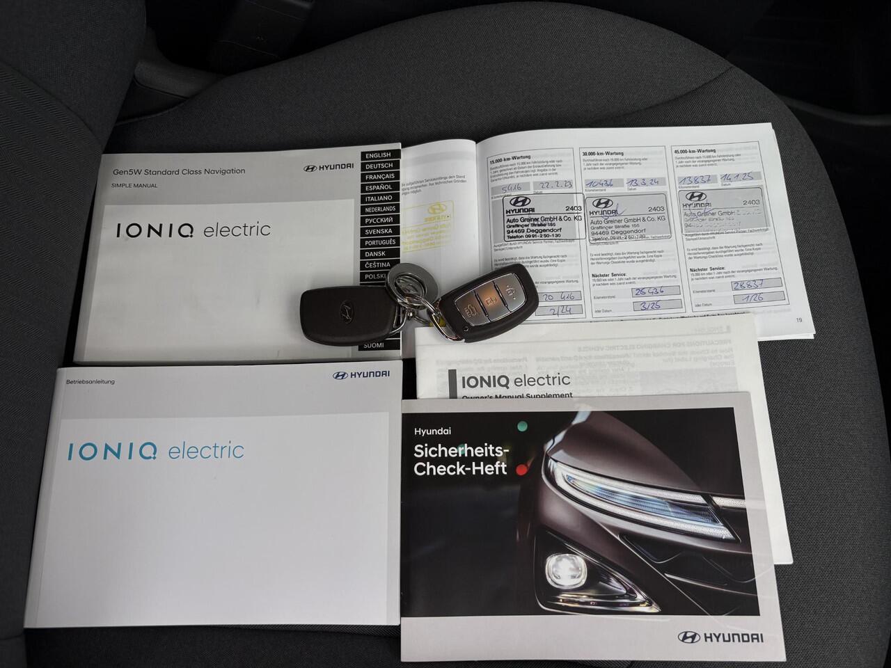 Hyundai IONIQ Comfort EV 38 kWh / Fabrieksgarantie tot 1/2027 / SOH 100% / Stoel-Stuurverwarming / Apple Carplay/Android Auto / Automaat / Navigatie /