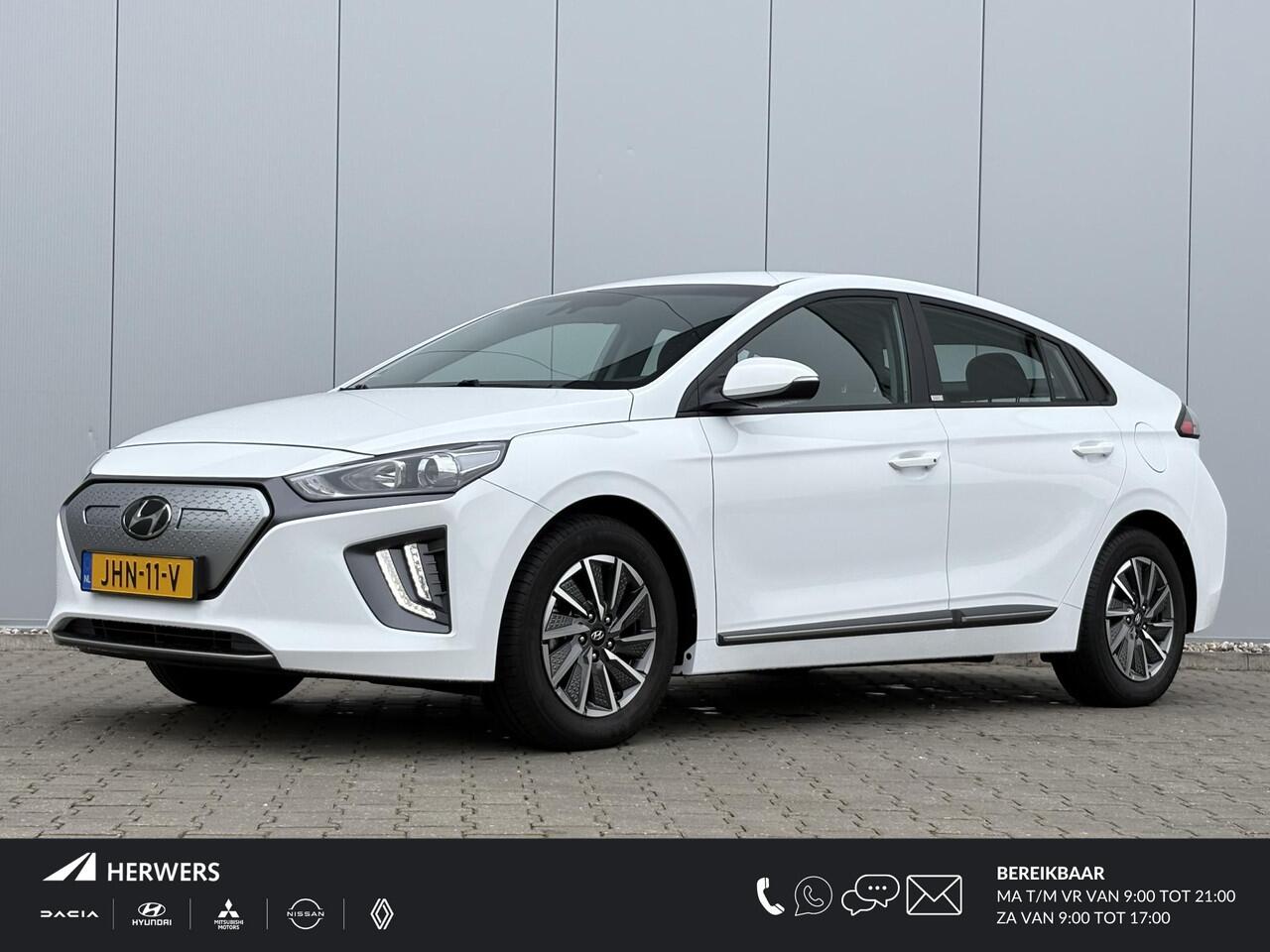 Hyundai IONIQ Comfort EV 38 kWh / Fabrieksgarantie tot 1/2027 / SOH 100% / Batterijgarantie 8 jaar / Warmtepomp /Stoel-Stuurverwarming / Apple Carplay/Android Auto / Automaat / Navigatie / Nieuwe APK /