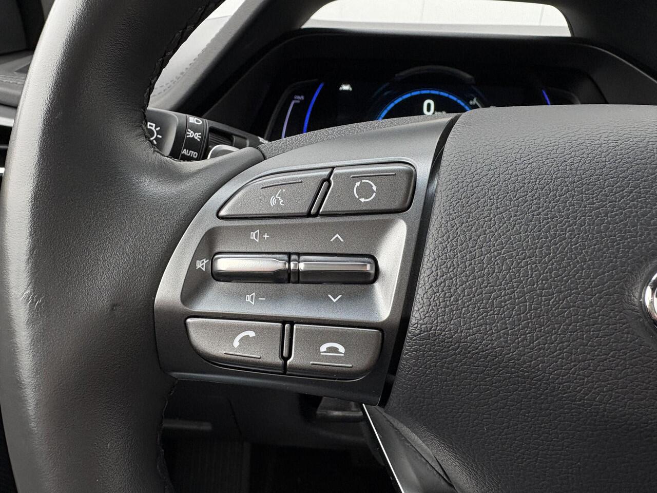 Hyundai IONIQ Comfort EV 38 kWh / Fabrieksgarantie tot 1/2027 / SOH 100% / Batterijgarantie 8 jaar / Warmtepomp /Stoel-Stuurverwarming / Apple Carplay/Android Auto / Automaat / Navigatie / Nieuwe APK /