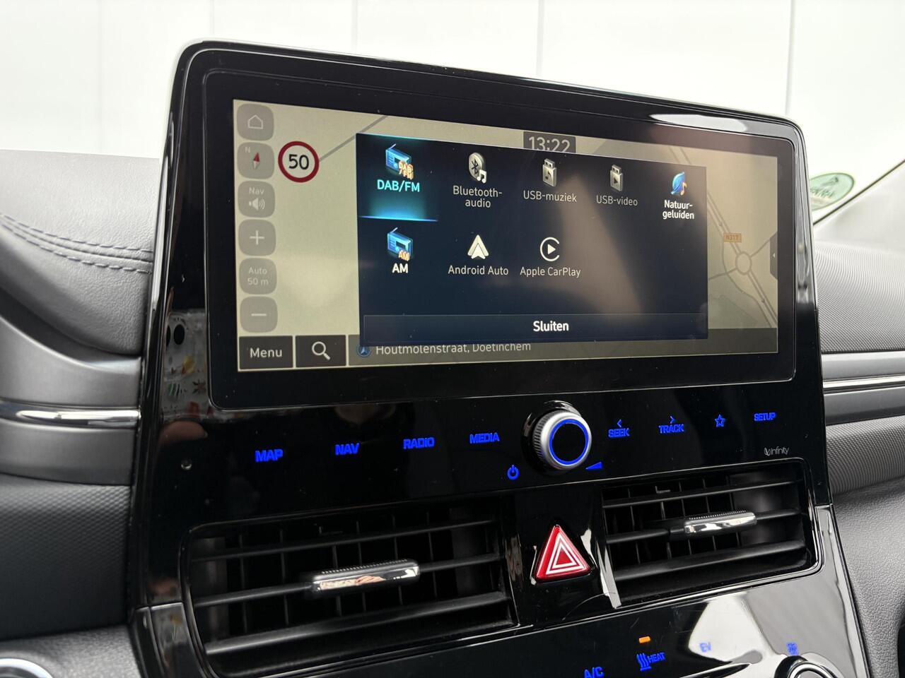 Hyundai IONIQ Comfort EV 38 kWh / Fabrieksgarantie tot 1/2027 / SOH 100% / Batterijgarantie 8 jaar / Warmtepomp /Stoel-Stuurverwarming / Apple Carplay/Android Auto / Automaat / Navigatie / Nieuwe APK /