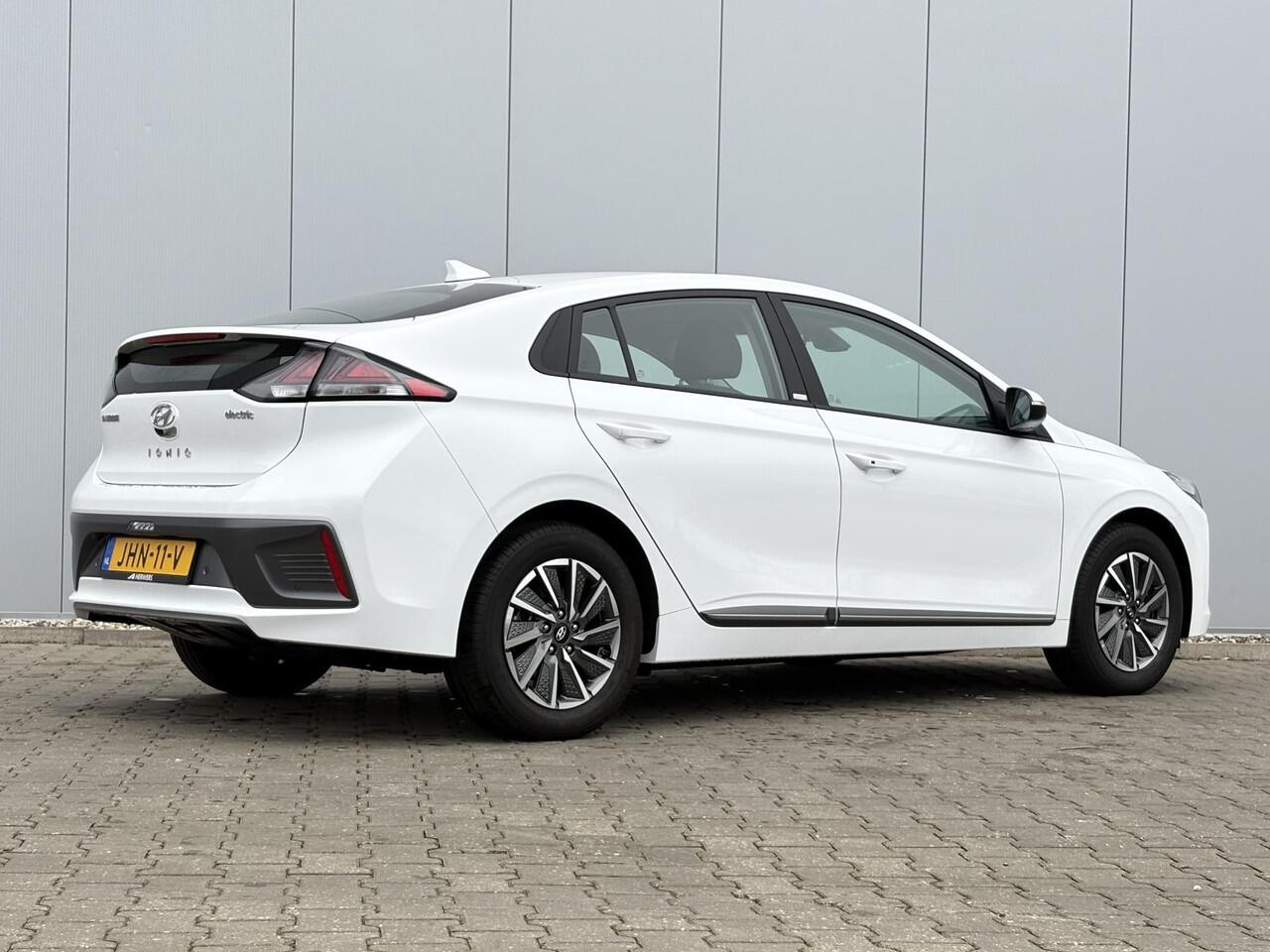 Hyundai IONIQ Comfort EV 38 kWh / Fabrieksgarantie tot 1/2027 / SOH 100% / Batterijgarantie 8 jaar / Warmtepomp /Stoel-Stuurverwarming / Apple Carplay/Android Auto / Automaat / Navigatie / Nieuwe APK /