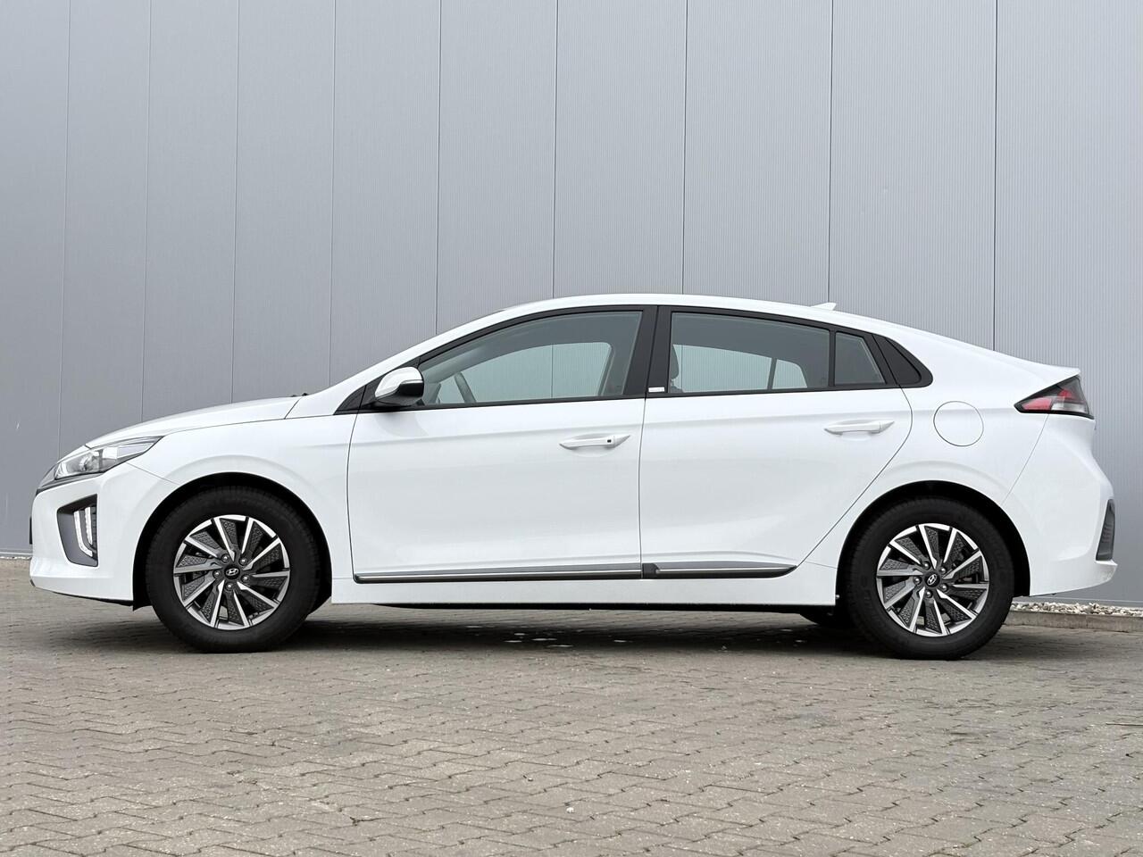 Hyundai IONIQ Comfort EV 38 kWh / Fabrieksgarantie tot 1/2027 / SOH 100% / Batterijgarantie 8 jaar / Warmtepomp /Stoel-Stuurverwarming / Apple Carplay/Android Auto / Automaat / Navigatie / Nieuwe APK /