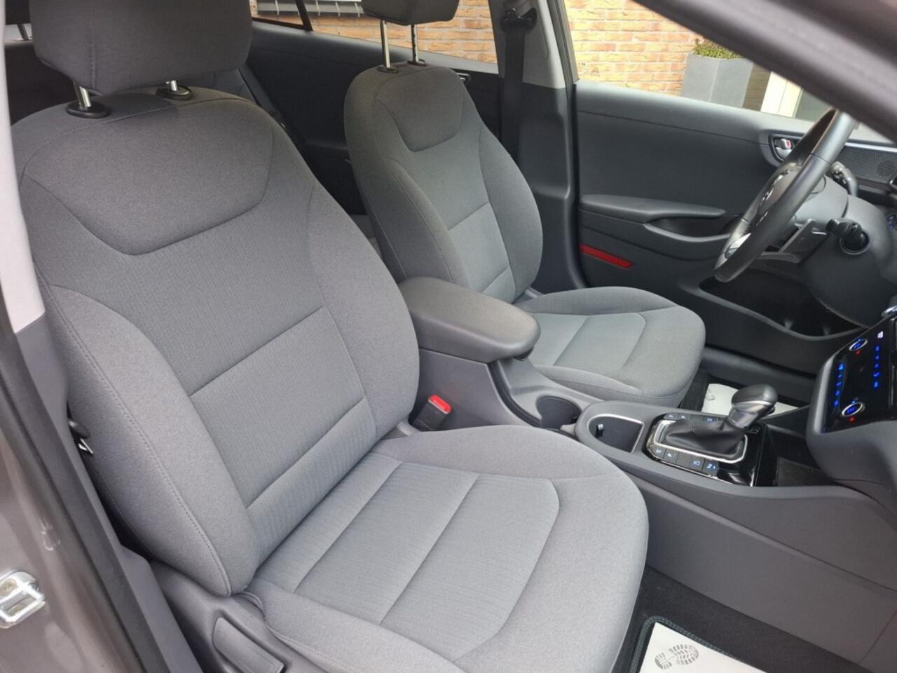 Hyundai IONIQ 1.6 GDi PHEV Advantage Sky-Active Plug-In Hybride, Alle optie's 61.000 km. Nieuwstaat.