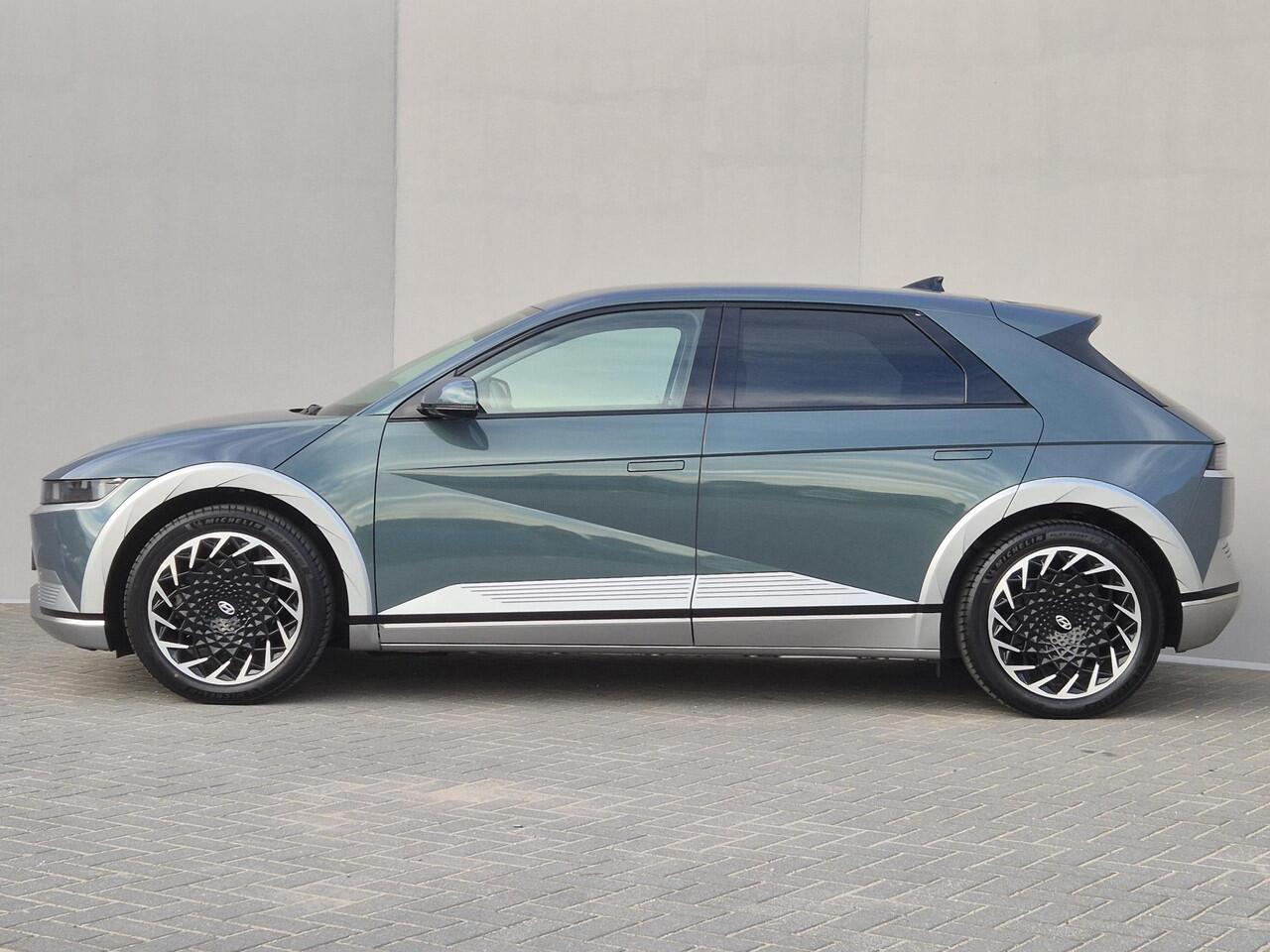 Hyundai IONIQ 5 Connect 73kWh Automaat / Fabrieksgarantie tot 07-2027 / SoH 100% / 8 jaar Batterijgarantie / 20" Lounge Wielen / Warmtepomp / Apple Carplay Android Auto / WLTP bereik 451 km / Trekgewicht 1600 kg / Stuur-, Stoel en Achterbankverwarming / Adaptief CC / 