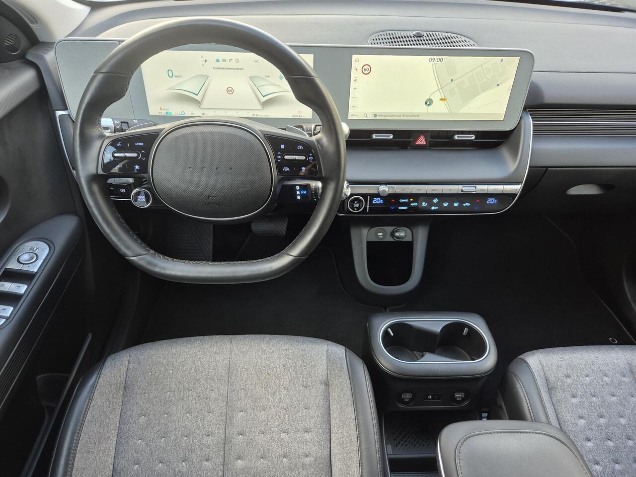 Hyundai IONIQ 5 Connect 73kWh Automaat / Fabrieksgarantie tot 07-2027 / SoH 100% / 8 jaar Batterijgarantie / 20" Lounge Wielen / Warmtepomp / Apple Carplay Android Auto / WLTP bereik 451 km / Trekgewicht 1600 kg / Stuur-, Stoel en Achterbankverwarming / Adaptief CC / 