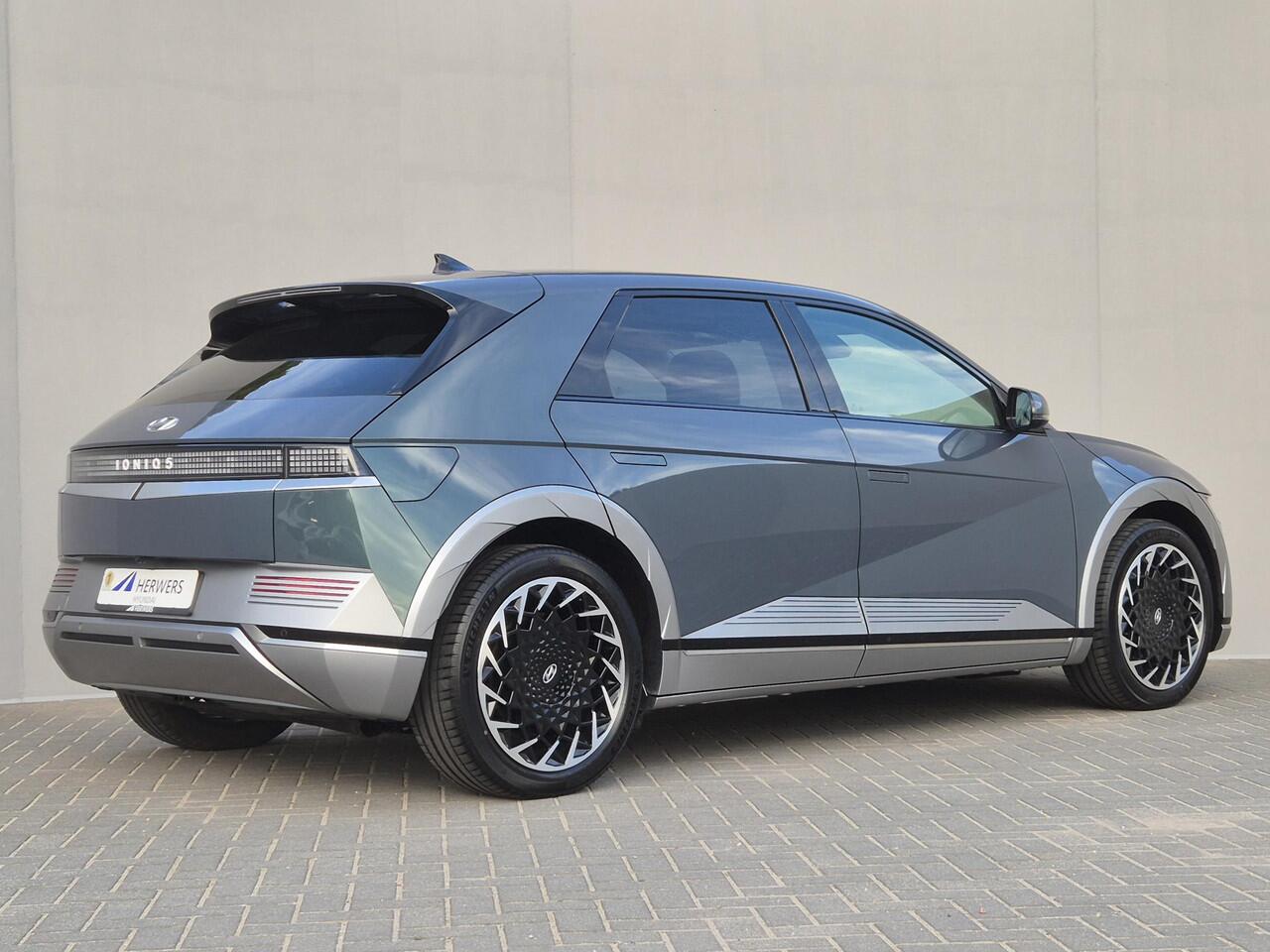 Hyundai IONIQ 5 Connect 73kWh Automaat / Fabrieksgarantie tot 07-2027 / SoH 100% / 8 jaar Batterijgarantie / 20" Lounge Wielen / Warmtepomp / Apple Carplay Android Auto / WLTP bereik 451 km / Trekgewicht 1600 kg / Stuur-, Stoel en Achterbankverwarming / Adaptief CC / 