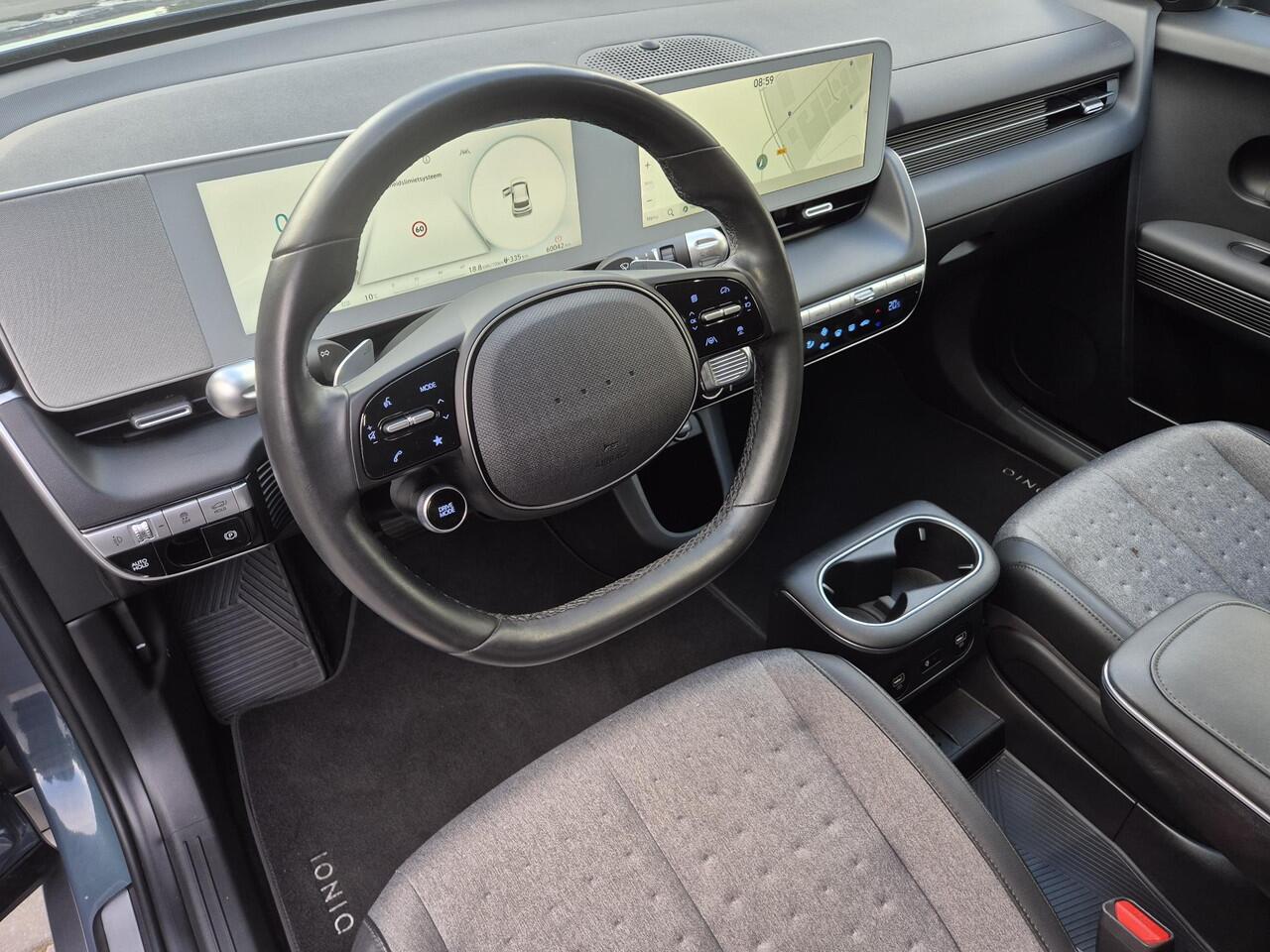 Hyundai IONIQ 5 Connect 73kWh Automaat / Fabrieksgarantie tot 07-2027 / SoH 100% / 8 jaar Batterijgarantie / 20" Lounge Wielen / Warmtepomp / Apple Carplay Android Auto / WLTP bereik 451 km / Trekgewicht 1600 kg / Stuur-, Stoel en Achterbankverwarming / Adaptief CC / 