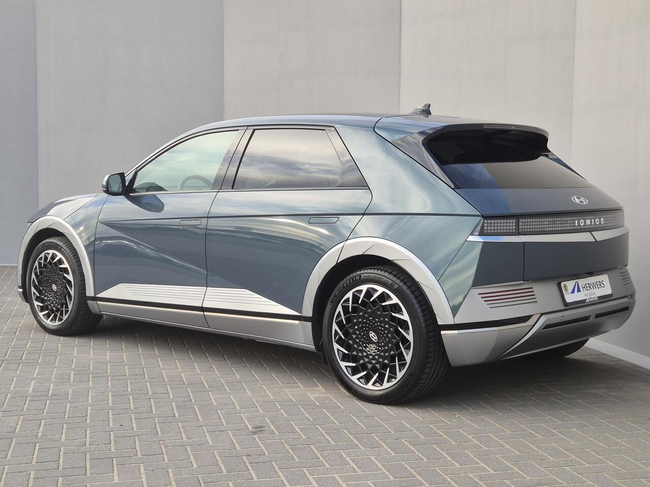 Hyundai IONIQ 5 Connect 73kWh Automaat / Fabrieksgarantie tot 07-2027 / SoH 100% / 8 jaar Batterijgarantie / 20" Lounge Wielen / Warmtepomp / Apple Carplay Android Auto / WLTP bereik 451 km / Trekgewicht 1600 kg / Stuur-, Stoel en Achterbankverwarming / Adaptief CC / 