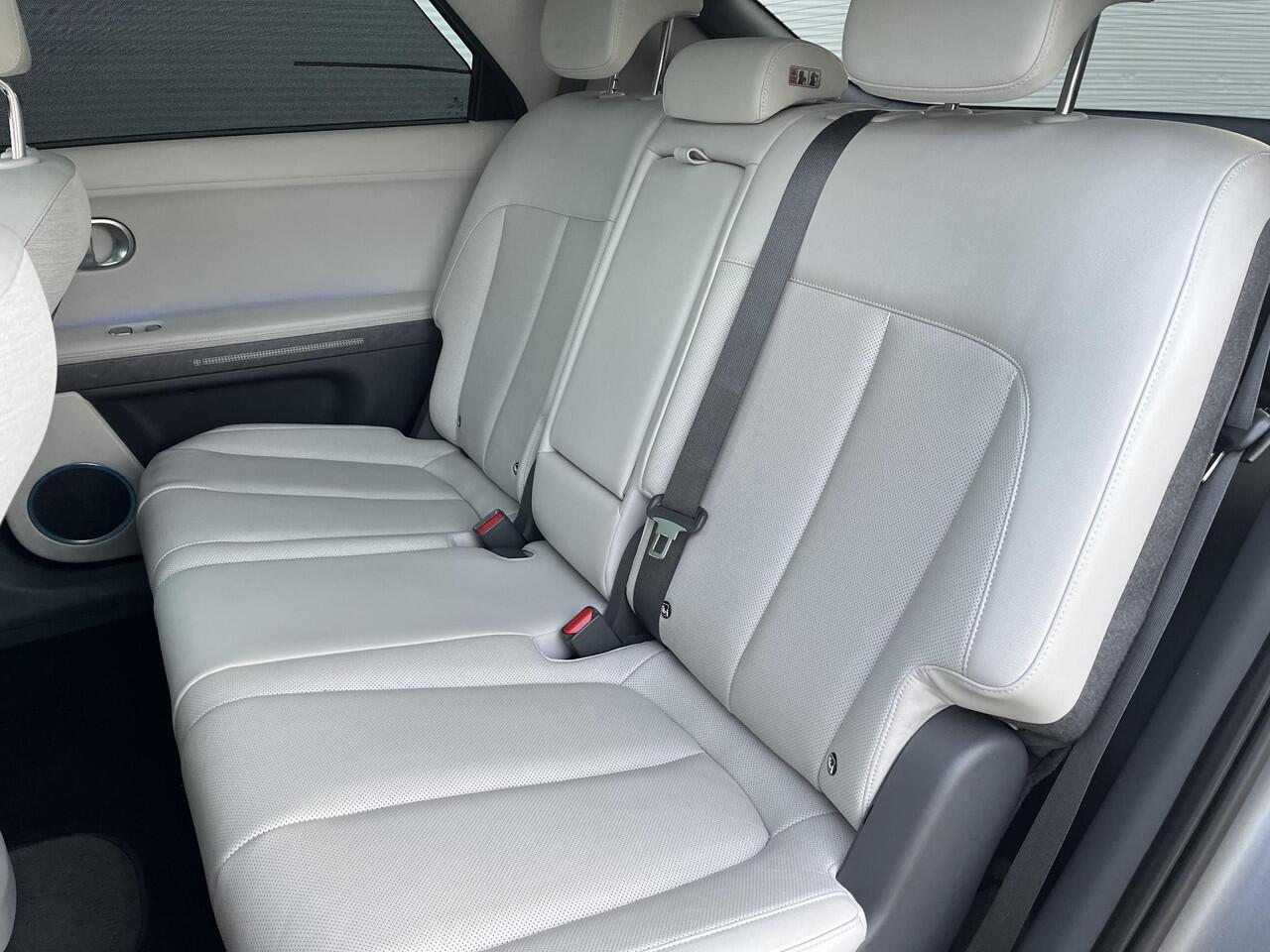 Hyundai IONIQ 5 Lounge 73kWh Automaat / Panoramadak / SOH 100% / Achterstoelen verwarmd / Apple Carplay/Android Auto / Lichtmetalen velgen 20" /