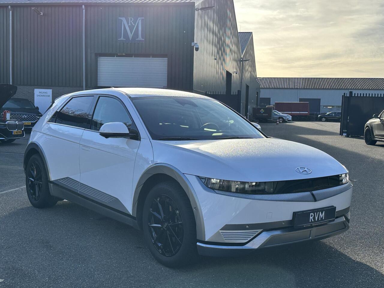 Hyundai IONIQ 5 Lounge AWD 77.4 kWh VAN: ¤40.900,- VOOR: ¤36.877,- UW EINDEJAARSVOORDEEL: ¤4.023,- | SOH 100% RIJKLAAR! | FABRIEKSGARANTIE HYUNDAI TOT 10-2028| |STOELVERWARMING + VENTILATIE| DEALER OH. |ELEK. ACHTERKLEP| BOSE AUDIO| VOL OPTIES| ACHTERBANK VERWARMD| HEA