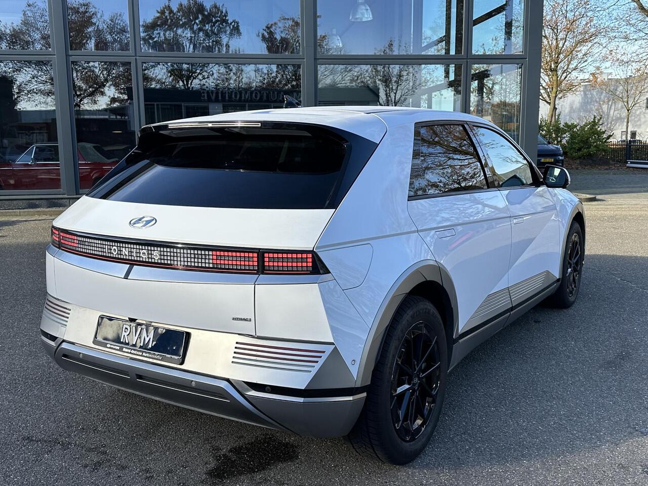 Hyundai IONIQ 5 Lounge AWD 77.4 kWh VAN: ¤40.900,- VOOR: ¤36.877,- UW EINDEJAARSVOORDEEL: ¤4.023,- | SOH 100% RIJKLAAR! | FABRIEKSGARANTIE HYUNDAI TOT 10-2028| |STOELVERWARMING + VENTILATIE| DEALER OH. |ELEK. ACHTERKLEP| BOSE AUDIO| VOL OPTIES| ACHTERBANK VERWARMD| HEA