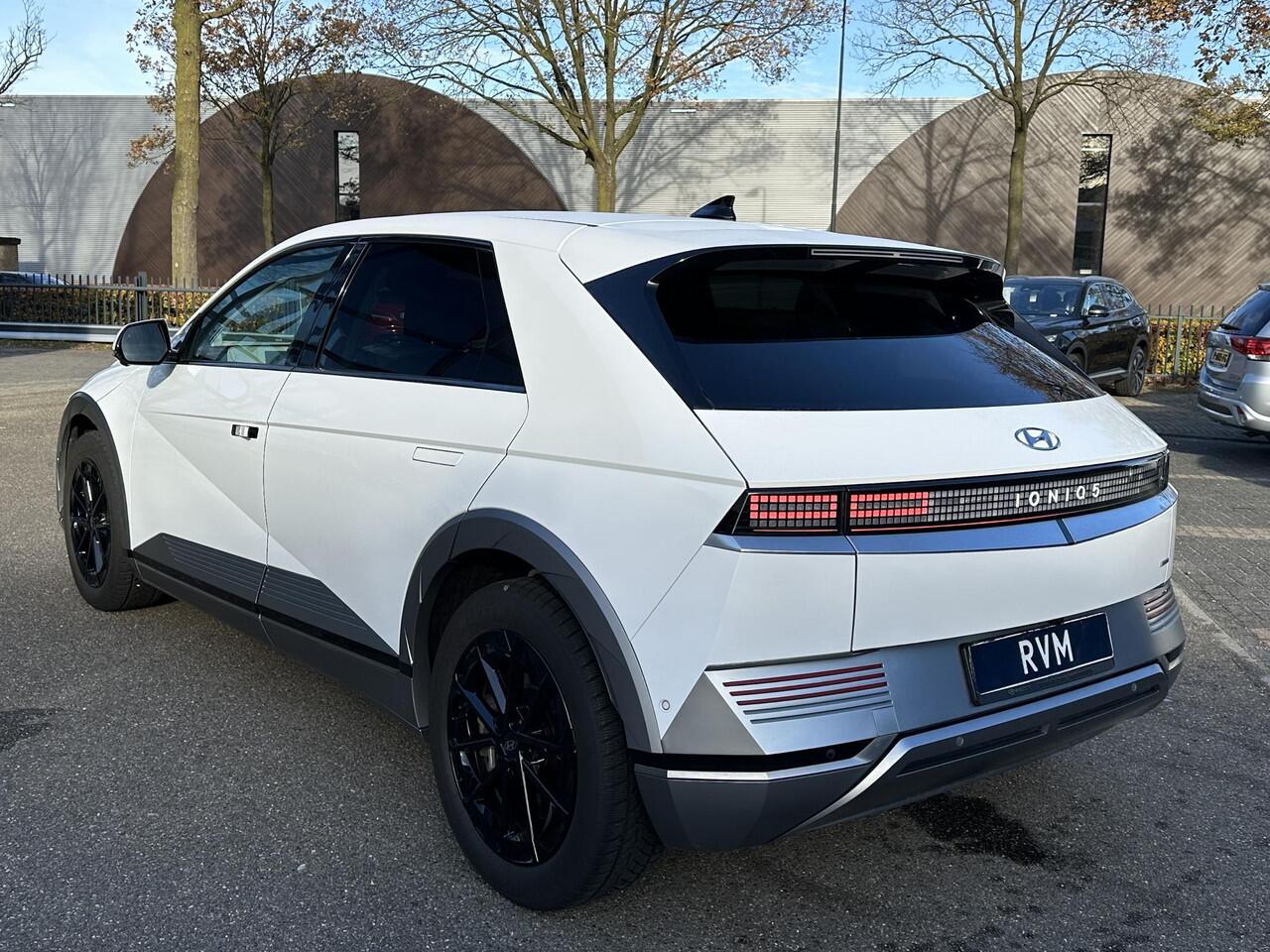 Hyundai IONIQ 5 Lounge AWD 77.4 kWh VAN: ¤40.900,- VOOR: ¤36.877,- UW EINDEJAARSVOORDEEL: ¤4.023,- | SOH 100% RIJKLAAR! | FABRIEKSGARANTIE HYUNDAI TOT 10-2028| |STOELVERWARMING + VENTILATIE| DEALER OH. |ELEK. ACHTERKLEP| BOSE AUDIO| VOL OPTIES| ACHTERBANK VERWARMD| HEA