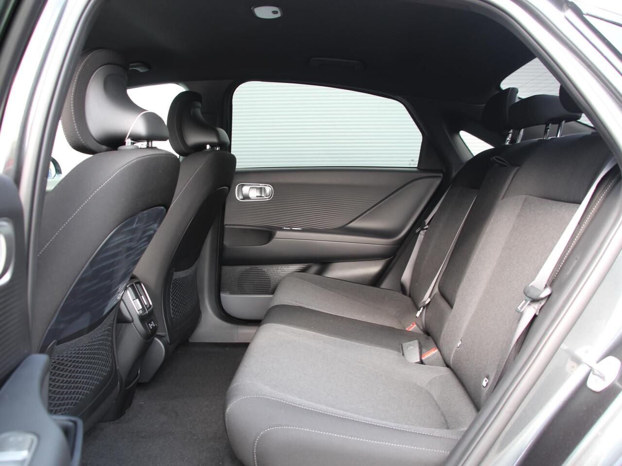 Hyundai IONIQ 6 Connect 77.4 kWh | Head-Up Display | Navigatie | Camera | Apple Carplay/Android Auto | Warmtepomp | Adapt. Cruise Control | Dodehoek | Stuur- + Stoelverwarming | Rijklaarprijs!