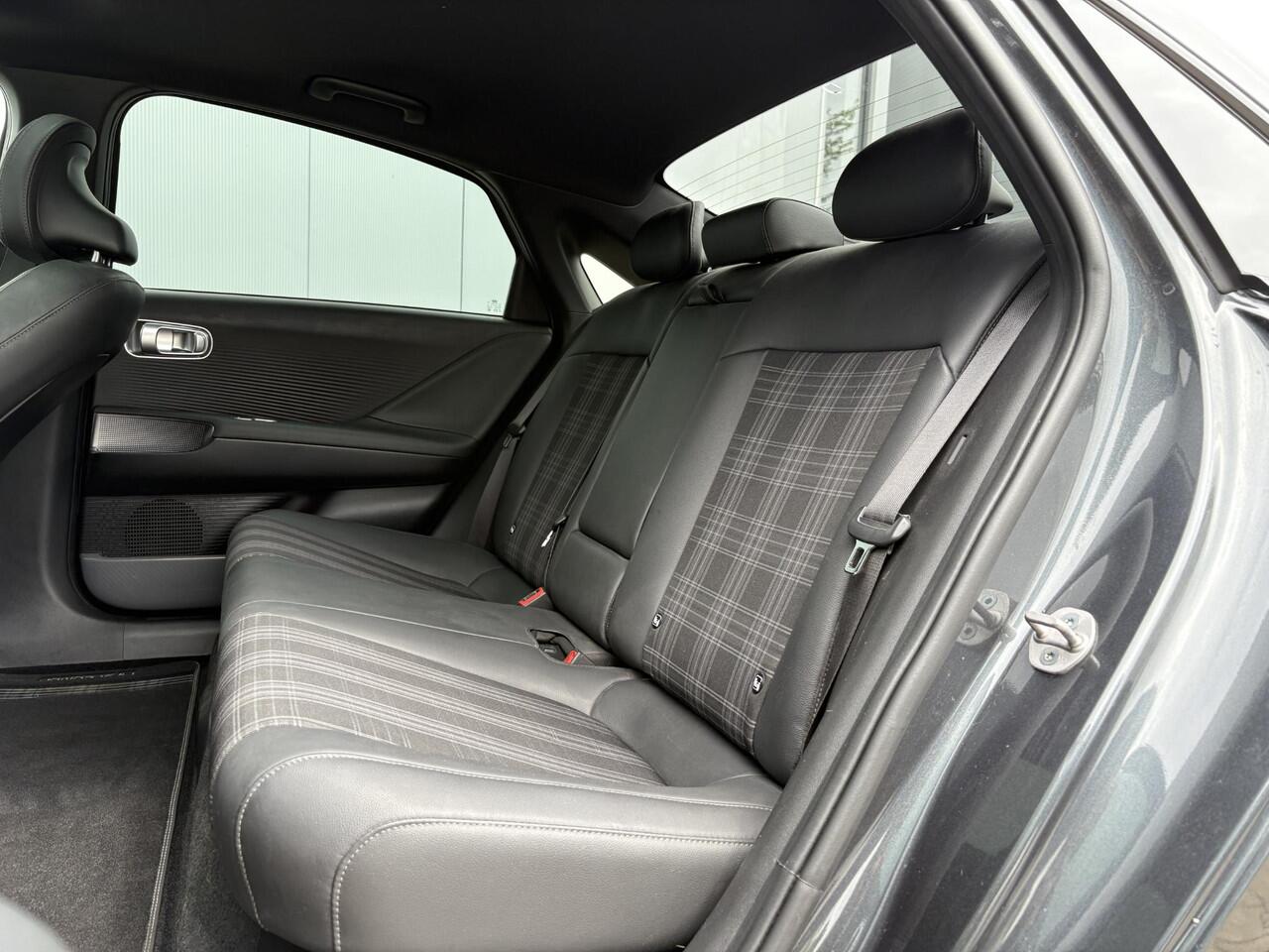 Hyundai IONIQ 6 First Edition AWD 77.4 kWh / SoH 100% / Warmtepomp / V2L / Schuif-kanteldak / 360 Camera / HUD Dsiplay / Automatische Flush handgrepen / Airco / Stoel verwarming / Stuurverwarming / Full Option /