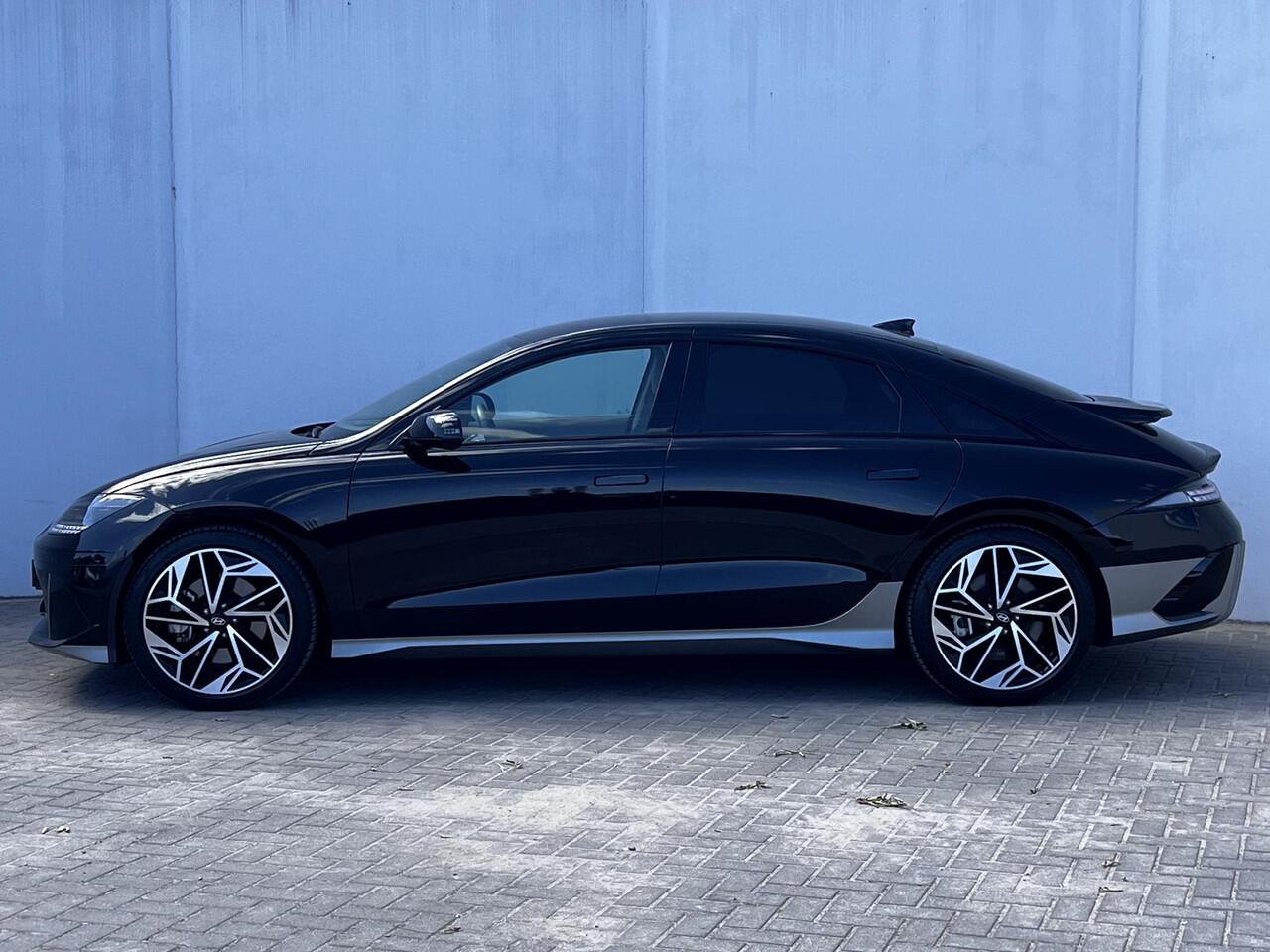 Hyundai IONIQ 6 Lounge 77.4 kWh Automaat / Origineel NL Auto / 03-2029 Fabrieksgarantie / WLTP bereik 545 km / Stoelventilatie / Stuur-, stoel- & achterbankverwarming / Cam 360° / Navi / HUD / 20" LM wielen /