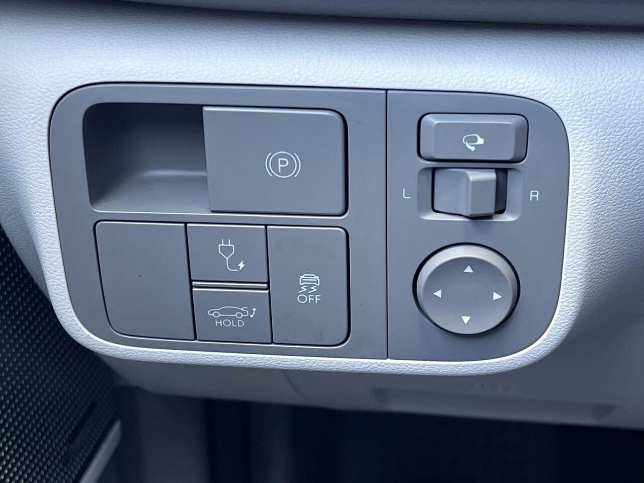 Hyundai IONIQ 6 Lounge 77.4 kWh Automaat / Origineel NL Auto / 03-2029 Fabrieksgarantie / WLTP bereik 545 km / Stoelventilatie / Stuur-, stoel- & achterbankverwarming / Cam 360° / Navi / HUD / 20" LM wielen /