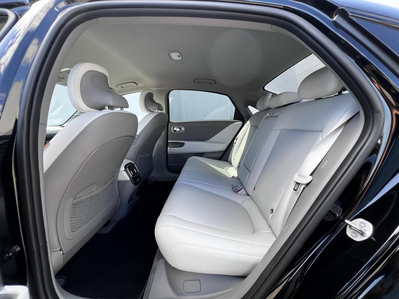 Hyundai IONIQ 6 Lounge 77.4 kWh Automaat / Origineel NL Auto / 03-2029 Fabrieksgarantie / WLTP bereik 545 km / Stoelventilatie / Stuur-, stoel- & achterbankverwarming / Cam 360° / Navi / HUD / 20" LM wielen /