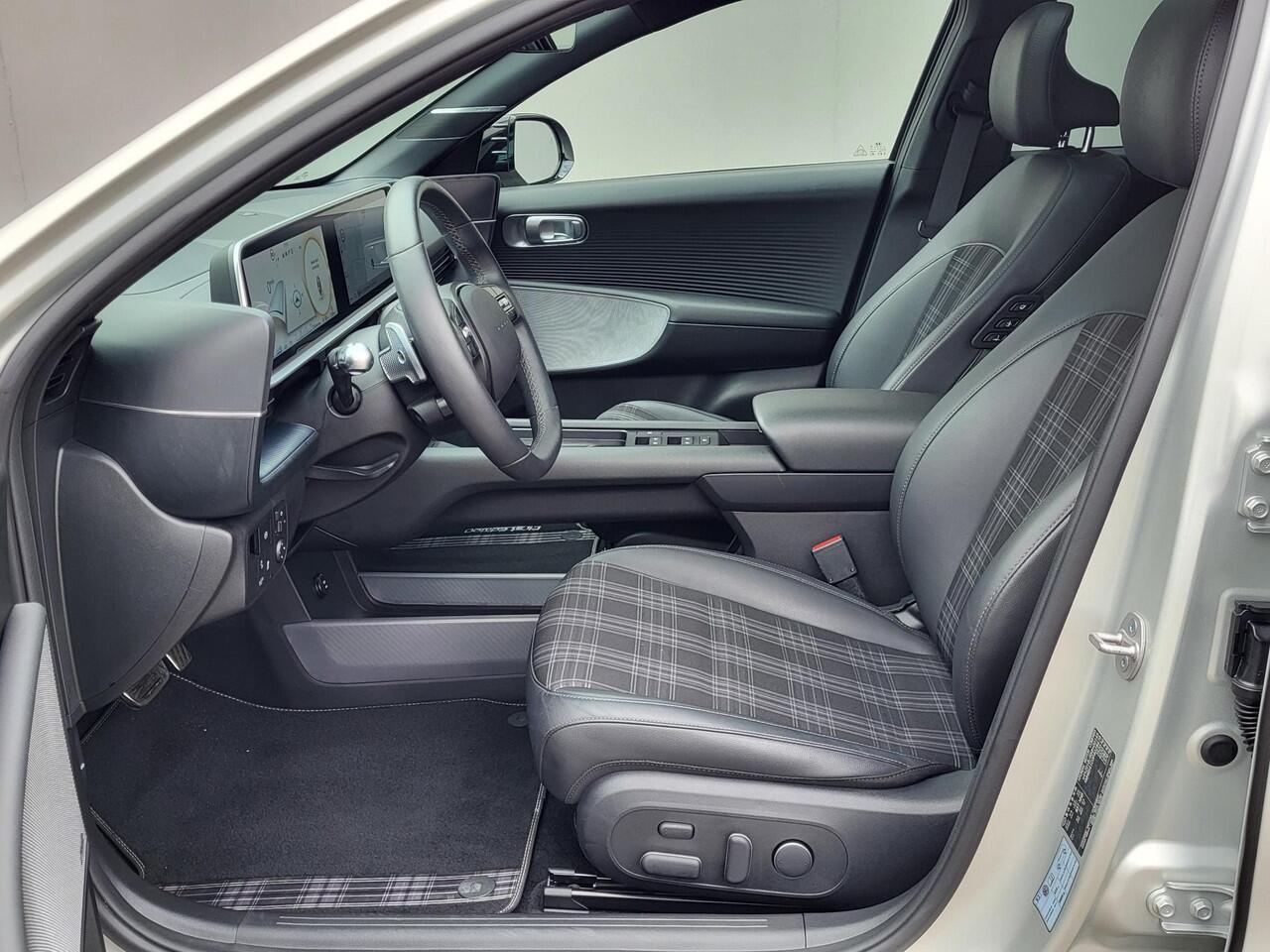 Hyundai IONIQ 6 First Edition AWD 77.4 kWh Automaat / 100% SOH / Origineel NL Auto / tot 04-2009 Fabrieksgarantie / Allseason banden / Schuifkanteldak / 360° camera / Navigatie / Headup Display / Android Auto / Apple Carplay / BOSE audio / Stuur-, voorstoel- en achterb