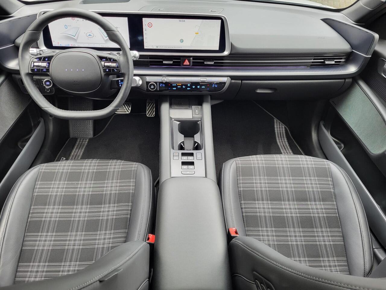 Hyundai IONIQ 6 First Edition AWD 77.4 kWh Automaat / 100% SOH / Origineel NL Auto / tot 04-2009 Fabrieksgarantie / Allseason banden / Schuifkanteldak / 360° camera / Navigatie / Headup Display / Android Auto / Apple Carplay / BOSE audio / Stuur-, voorstoel- en achterb