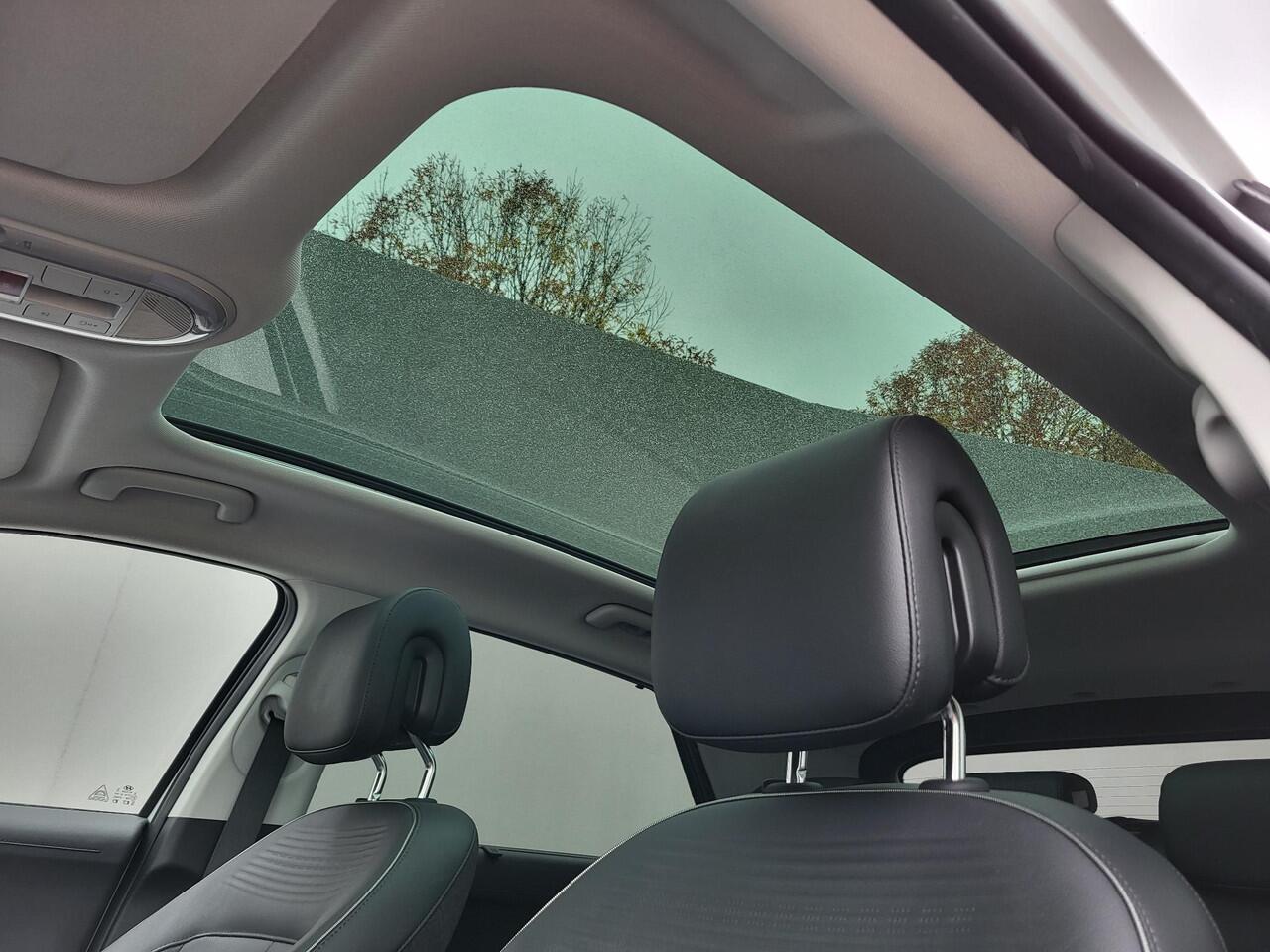 Hyundai IONIQ 5 Lounge AWD 77.4 kWh / 100% SOH / Origineel NL Auto / Panoramadak / Camera buitenspiegels / DAB / Bose audio / HUD / Navigatie / Stuur-, voorstoel- en achterbank verwarming / Stoelventilatie /