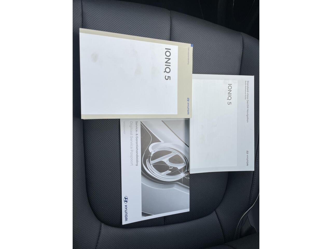 Hyundai IONIQ 5 Lounge AWD 77.4 kWh / Origineel NL Auto / Panoramadak / Camera buitenspiegels / DAB / Bose audio / HUD / Navigatie / Stuur-, voorstoel- en achterbank verwarming / Stoelventilatie