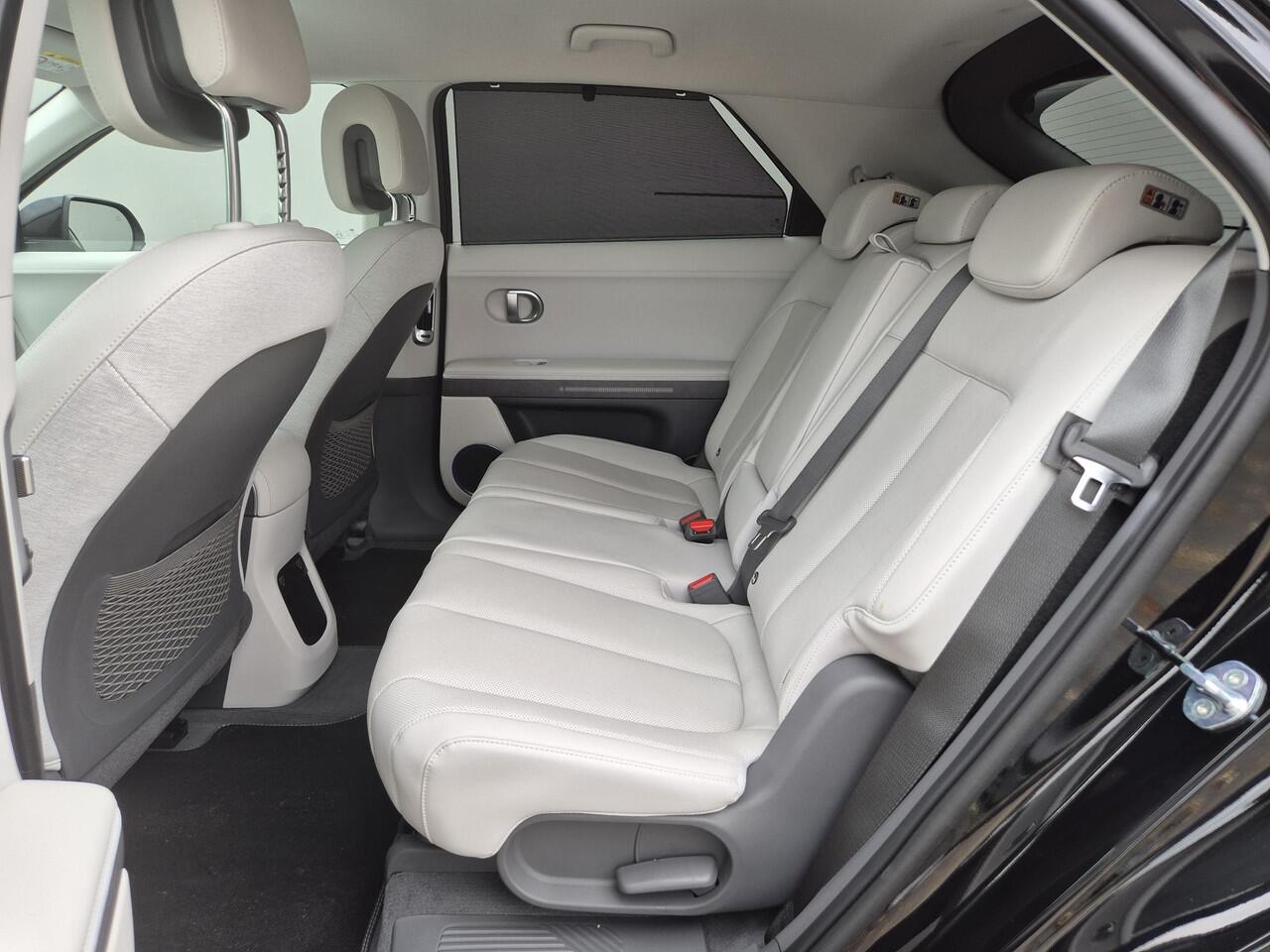 Hyundai IONIQ 5 Connect+ AWD 77.4 kWh Automaat / Origineel NL auto / HUD / Stuur-, en Stoelverwarming / Allseason beanden / Trekgewicht 1600 Kg / Elektrische achterklep / Bose Audio Systeem / Apple Carplay Android Auto / Navigatie / Achteruitrijcamera /