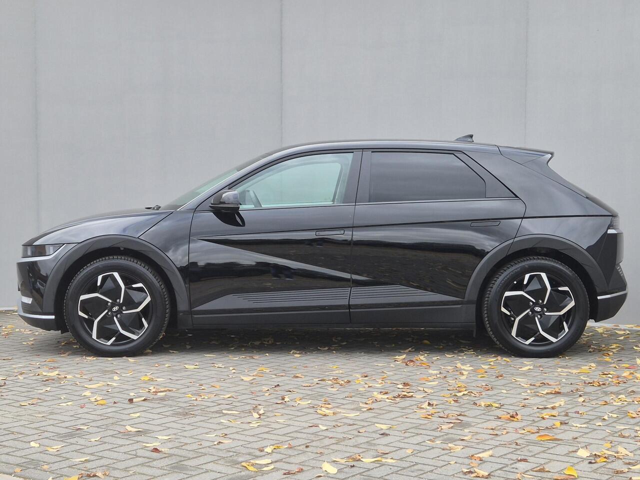 Hyundai IONIQ 5 Connect+ AWD 77.4 kWh Automaat / Origineel NL auto / HUD / Stuur-, en Stoelverwarming / Allseason beanden / Trekgewicht 1600 Kg / Elektrische achterklep / Bose Audio Systeem / Apple Carplay Android Auto / Navigatie / Achteruitrijcamera /