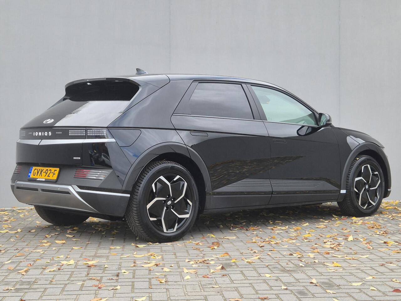 Hyundai IONIQ 5 Connect+ AWD 77.4 kWh Automaat / Origineel NL auto / HUD / Stuur-, en Stoelverwarming / Allseason beanden / Trekgewicht 1600 Kg / Elektrische achterklep / Bose Audio Systeem / Apple Carplay Android Auto / Navigatie / Achteruitrijcamera /