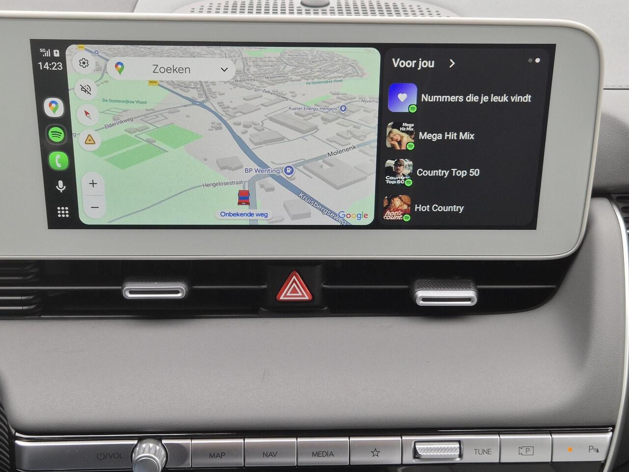 Hyundai IONIQ 5 Connect+ AWD 77.4 kWh Automaat / Origineel NL auto / HUD / Stuur-, en Stoelverwarming / Allseason beanden / Trekgewicht 1600 Kg / Elektrische achterklep / Bose Audio Systeem / Apple Carplay Android Auto / Navigatie / Achteruitrijcamera /