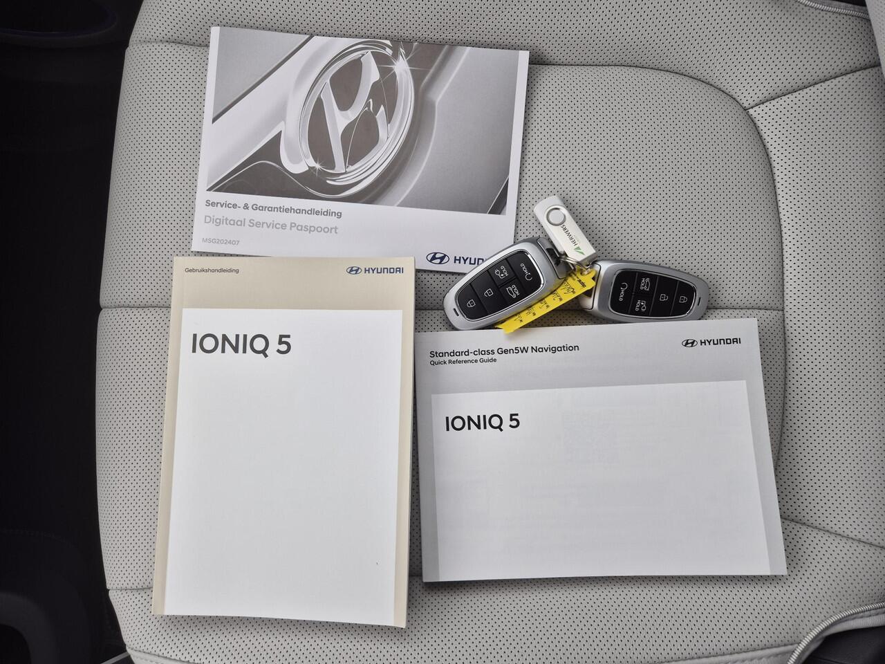 Hyundai IONIQ 5 Connect+ AWD 77.4 kWh Automaat / Origineel NL auto / HUD / Stuur-, en Stoelverwarming / Allseason beanden / Trekgewicht 1600 Kg / Elektrische achterklep / Bose Audio Systeem / Apple Carplay Android Auto / Navigatie / Achteruitrijcamera /