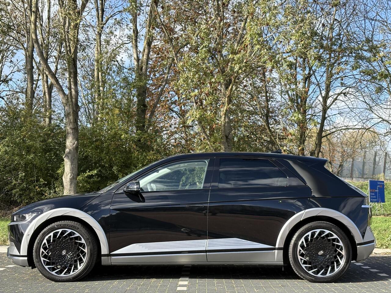 Hyundai IONIQ 5 Lounge Vision AWD 77.4 kWh | Panoramadak | Lederen bekleding & memory functie | Warmtepomp & V2L | Geïntegreerde navigatie | Apple Carplay & Android Auto | Adaptieve Cruisecontrol | Camera | Warmtepomp | Stoel & stuur verwarming | Premium audio BOSE |