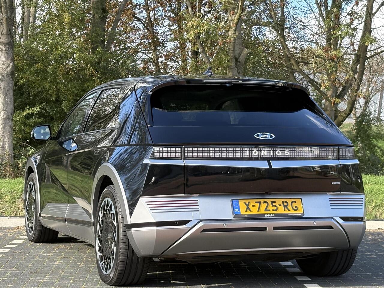 Hyundai IONIQ 5 Lounge Vision AWD 77.4 kWh | Panoramadak | Lederen bekleding & memory functie | Warmtepomp & V2L | Geïntegreerde navigatie | Apple Carplay & Android Auto | Adaptieve Cruisecontrol | Camera | Warmtepomp | Stoel & stuur verwarming | Premium audio BOSE |