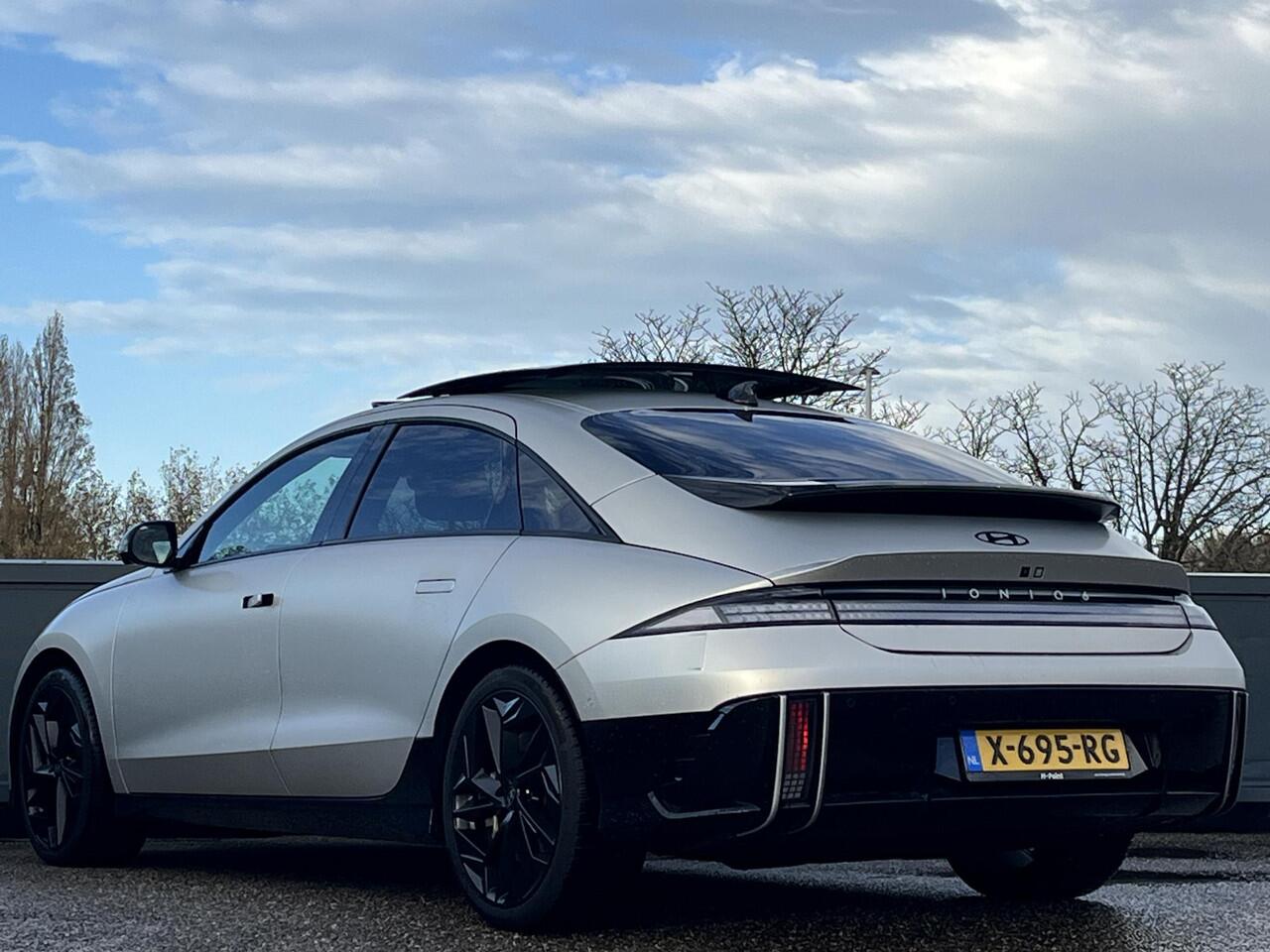 Hyundai IONIQ 6 First Edition AWD 77.4 kWh 325PK | Panorama schuifkanteldak | 800 V snellaadsysteem 10-80% in ca. 18 minuten | 20? lichtmetalen velgen & matzwarte designaccenten | BOSE premium audiosysteem | Premium interieur |