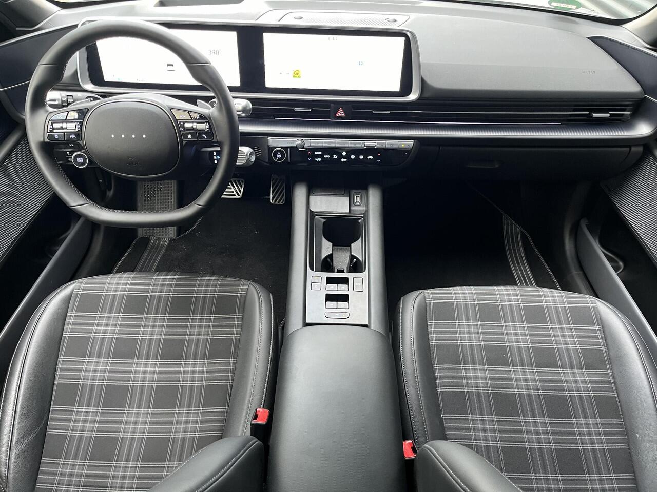 Hyundai IONIQ 6 First Edition AWD 77.4 kWh 325PK | Panorama schuifkanteldak | 800 V snellaadsysteem 10-80% in ca. 18 minuten | 20? lichtmetalen velgen & matzwarte designaccenten | BOSE premium audiosysteem | Premium interieur |