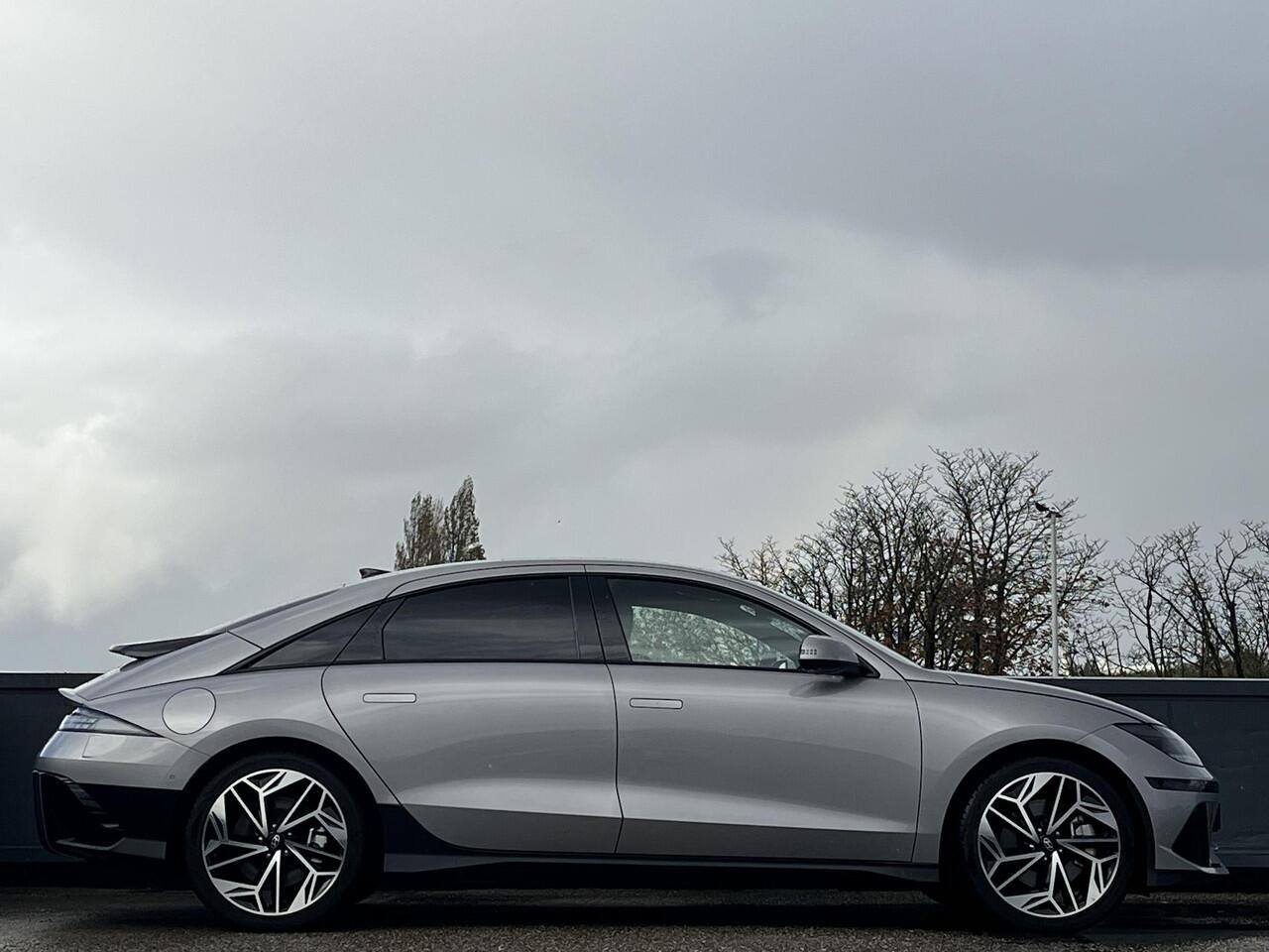 Hyundai IONIQ 6 Lounge 77.4kWh 228pk | SCHUIFDAK | LEDEREN BEKLEDING ELEKTRISCH VERSTELBAAR| WARMTEPOMP | BOSE SPEAKERS | ADAPTIEVE CRUISECONTROL | WORLD CAR OF THE YEAR 2023 |