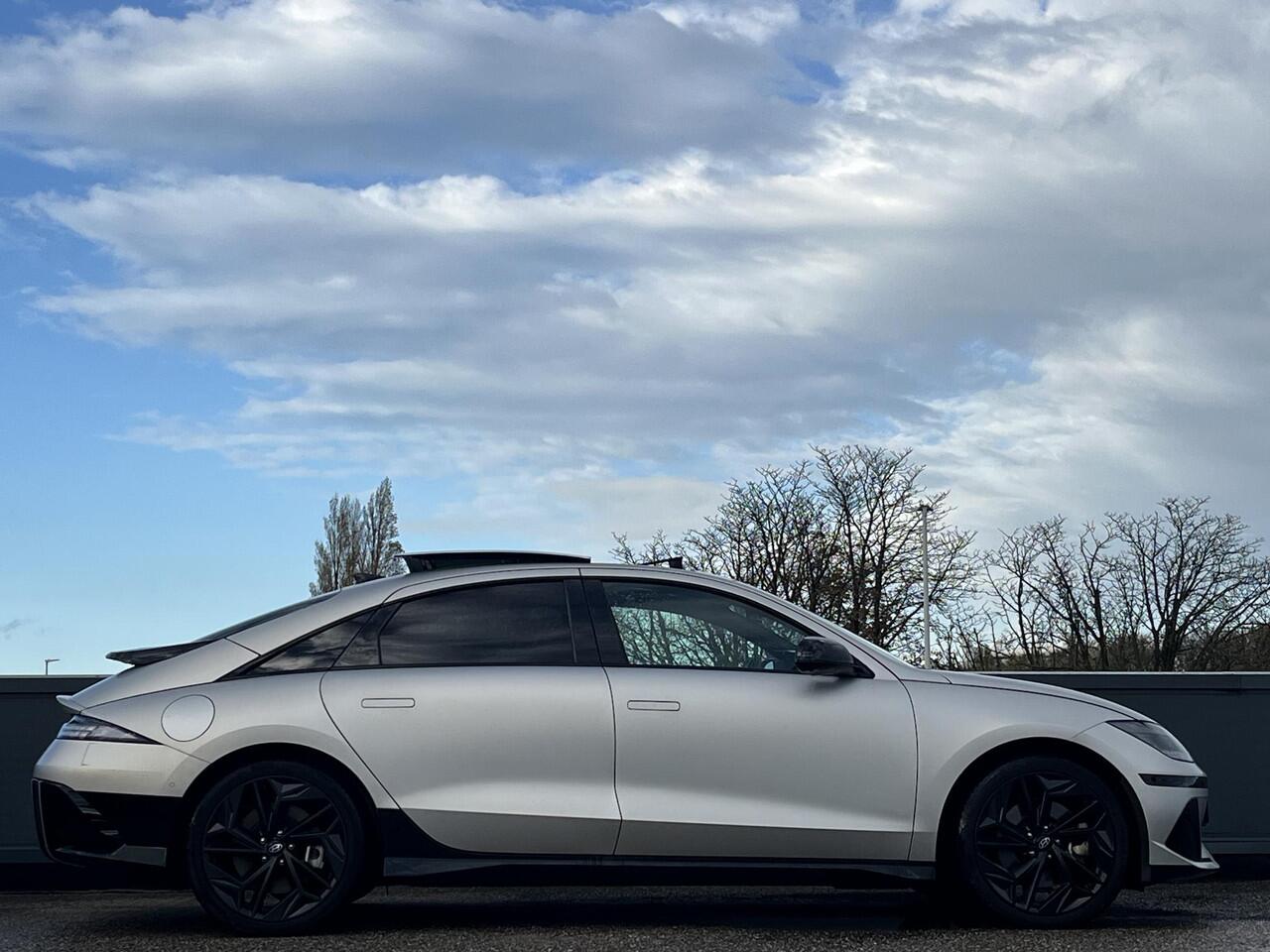 Hyundai IONIQ 6 First Edition AWD 77.4kWh 325pk | SCHUIF/KANTELDAK | 800V SNELLADEN | 20? LICHTMETALEN VELGEN & MATZWARTE DESIGNACCENTEN | BOSE PREMIUM AUDIO | PREMIUM INTERIEUR |