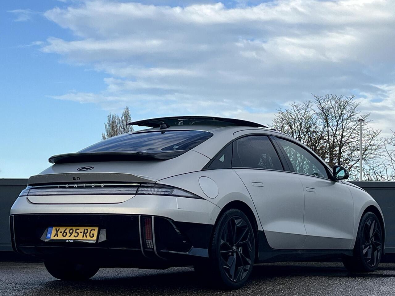 Hyundai IONIQ 6 First Edition AWD 77.4kWh 325pk | SCHUIF/KANTELDAK | 800V SNELLADEN | 20? LICHTMETALEN VELGEN & MATZWARTE DESIGNACCENTEN | BOSE PREMIUM AUDIO | PREMIUM INTERIEUR |