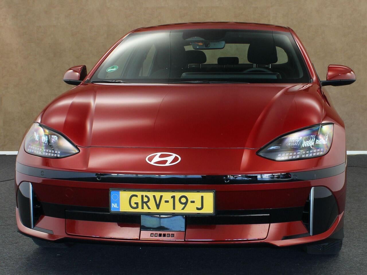 Hyundai IONIQ 6 Style 53 kWh SOH 99.3%! - ORIGINEEL NEDERLANDSE AUTO - 350KM ACTIERADIUS - ELEKTRISCHE ACHTERKLEP - APPLE CARPLAY/ANDROID AUTO - NAVIGATIE FULL-MAP - ADAPTIEVE CRUISE CONTROL - KEYLESS ENTRY/START - PARKEERSENSOREN VOOR EN ACHTER - LICHTMETALEN VELGEN 