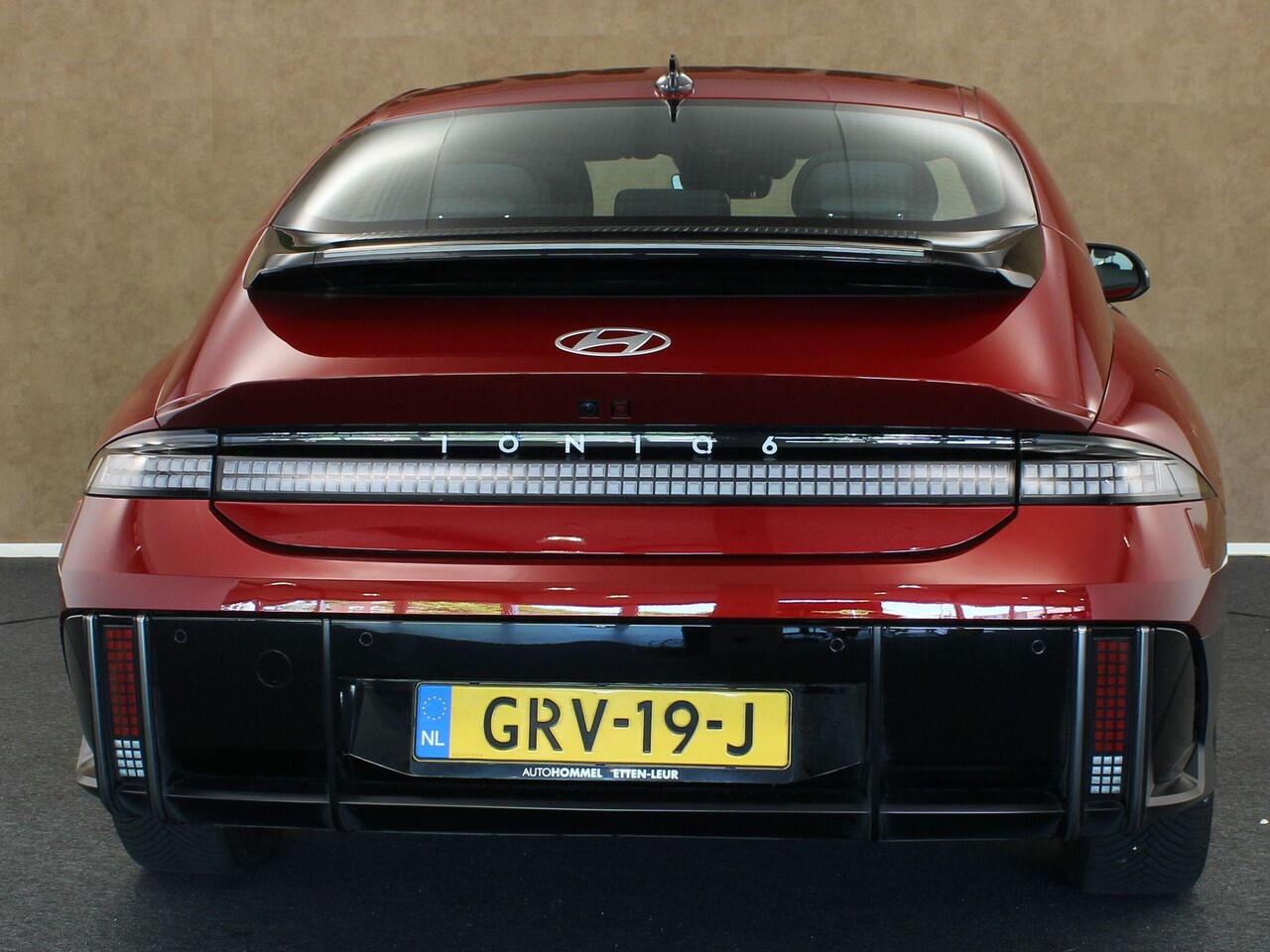 Hyundai IONIQ 6 Style 53 kWh SOH 99.3%! - ORIGINEEL NEDERLANDSE AUTO - 350KM ACTIERADIUS - ELEKTRISCHE ACHTERKLEP - APPLE CARPLAY/ANDROID AUTO - NAVIGATIE FULL-MAP - ADAPTIEVE CRUISE CONTROL - KEYLESS ENTRY/START - PARKEERSENSOREN VOOR EN ACHTER - LICHTMETALEN VELGEN 