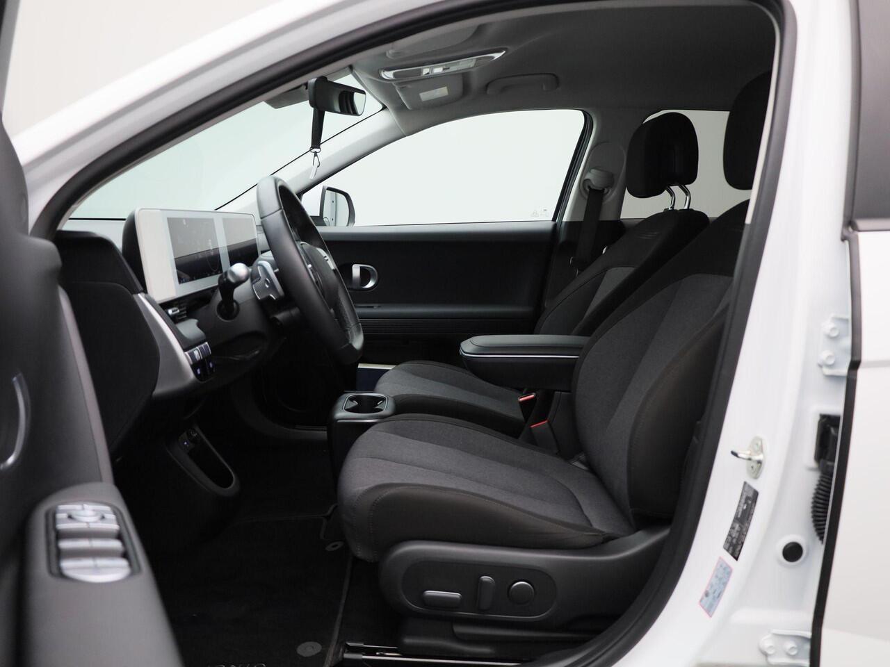 Hyundai IONIQ 5 77.4kWh Core 230Pk | Navigatie | Apple & Android Carplay | Trekhaak Afneembaar | Climate Control | Parkeersensoren Voor & Achter | Achteruitrijcamera | Stoelverwarming | Adaptieve Cruise Control |