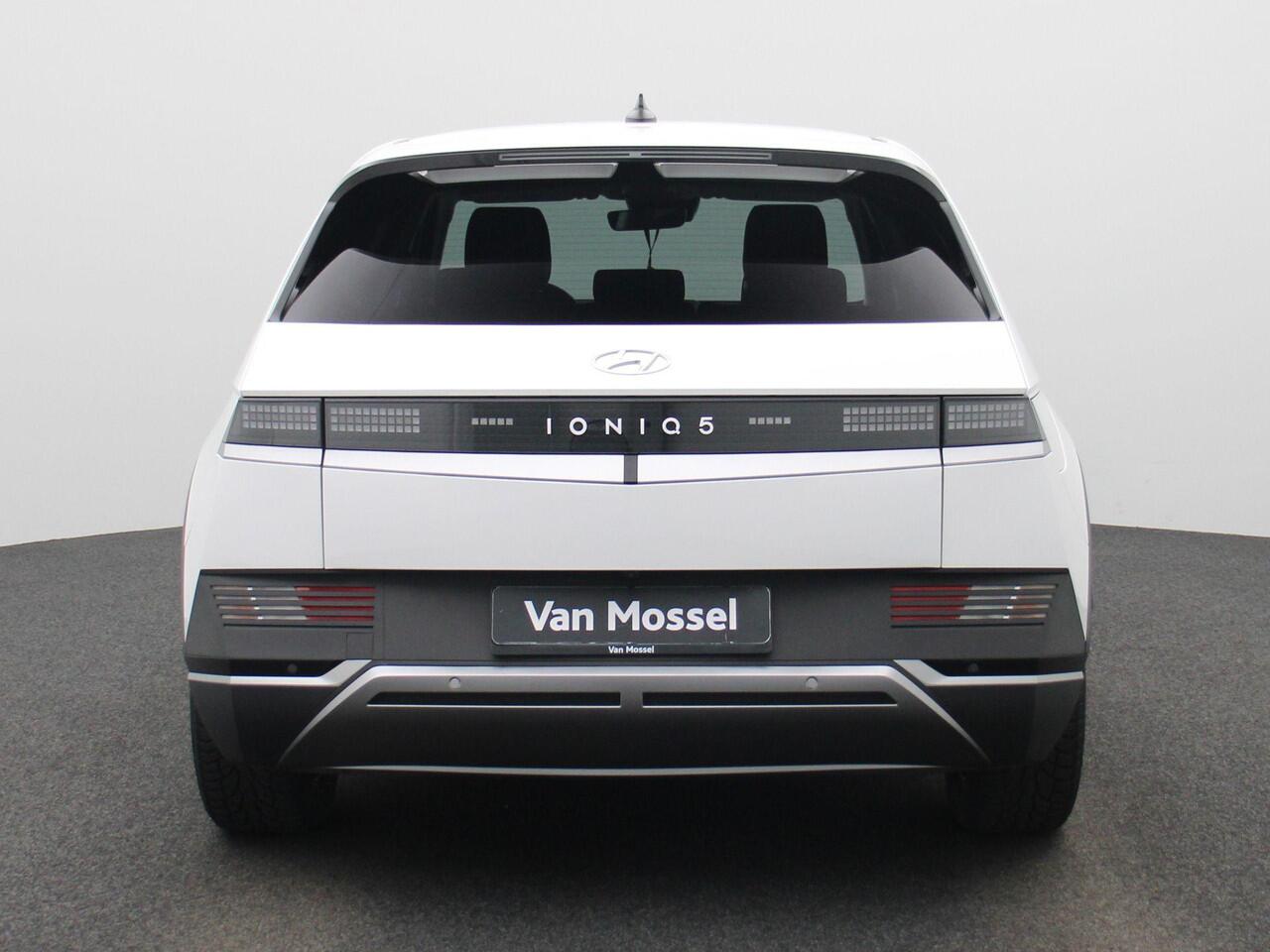 Hyundai IONIQ 5 77.4kWh Core 230Pk | Navigatie | Apple & Android Carplay | Trekhaak Afneembaar | Climate Control | Parkeersensoren Voor & Achter | Achteruitrijcamera | Stoelverwarming | Adaptieve Cruise Control |