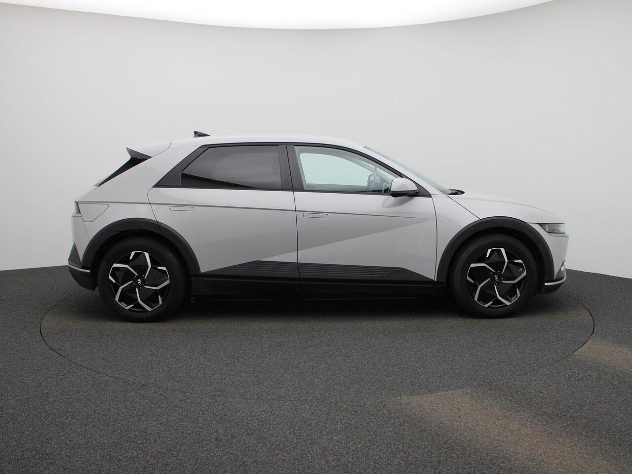 Hyundai IONIQ 5 Core | Climate Control / ECC | Licht metalen velgen 19 inch | Cruise control | Navigatie | Elektrisch verst. stoelen | Stoelverwarming | LED koplampen | Park Distance Control voor en achter | Achteruitrijcamera |