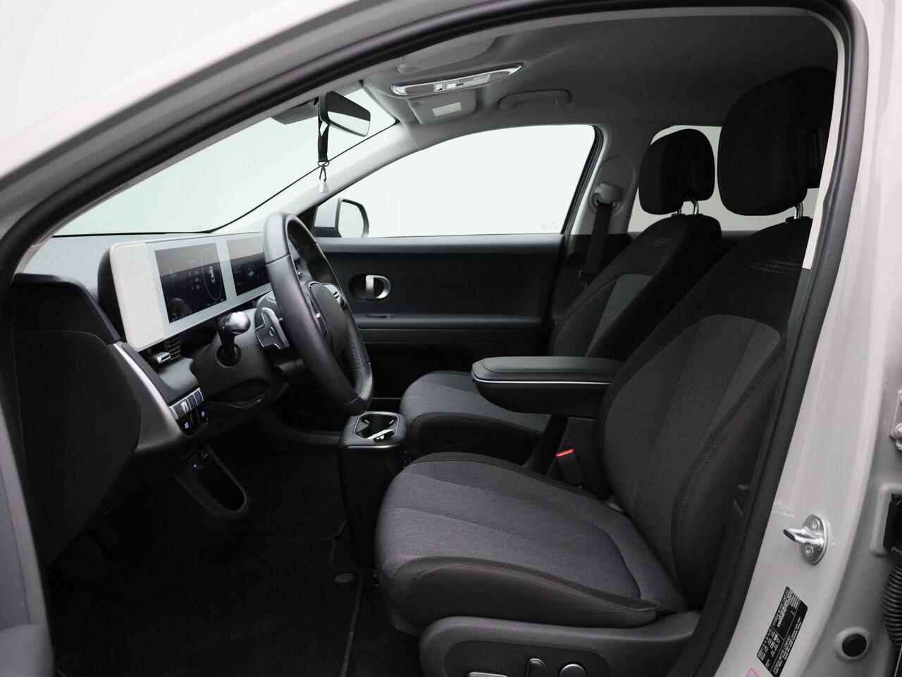 Hyundai IONIQ 5 Core | Climate Control / ECC | Licht metalen velgen 19 inch | Cruise control | Navigatie | Elektrisch verst. stoelen | Stoelverwarming | LED koplampen | Park Distance Control voor en achter | Achteruitrijcamera |